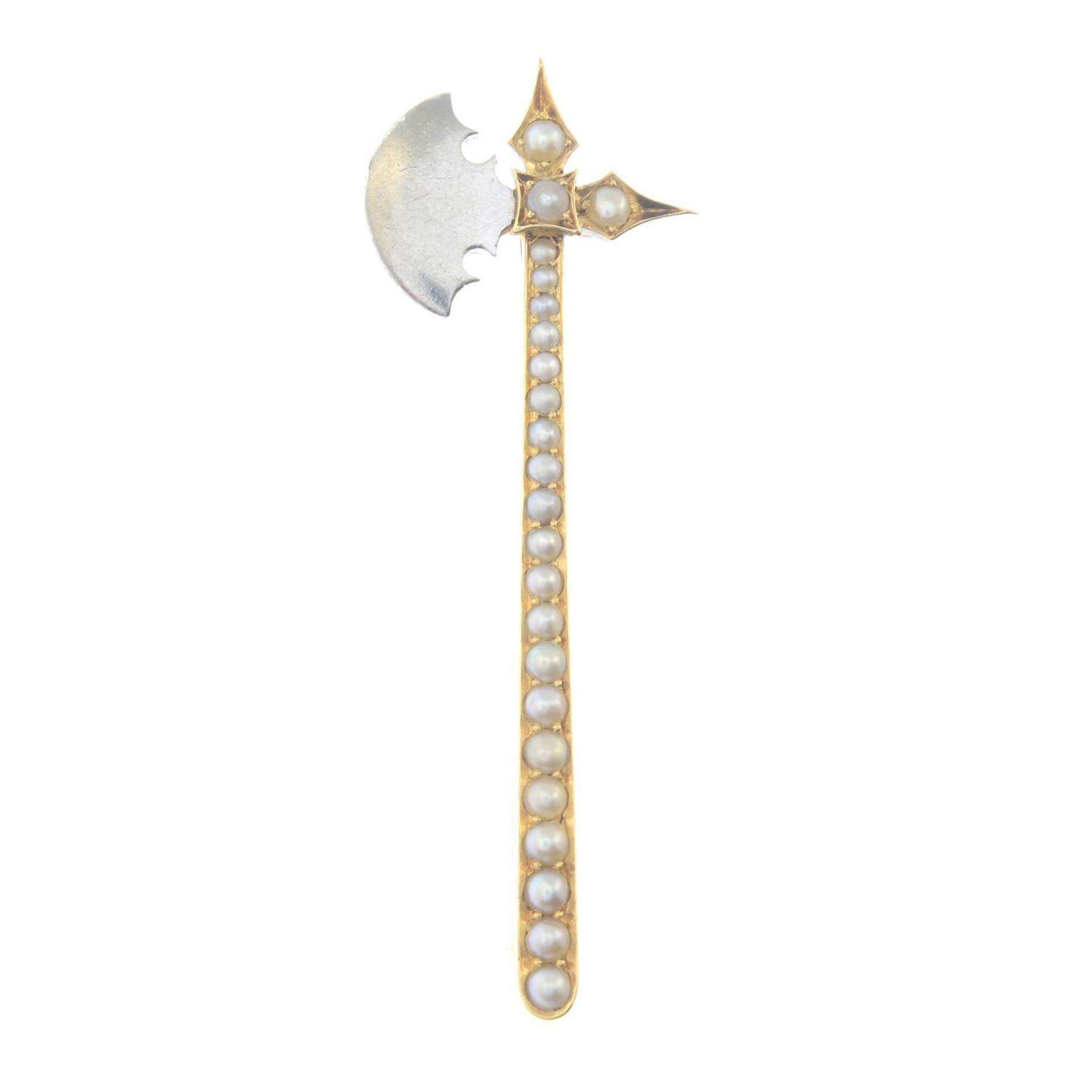 A split pearl bi-colour axe brooch.Length 5.3cms.