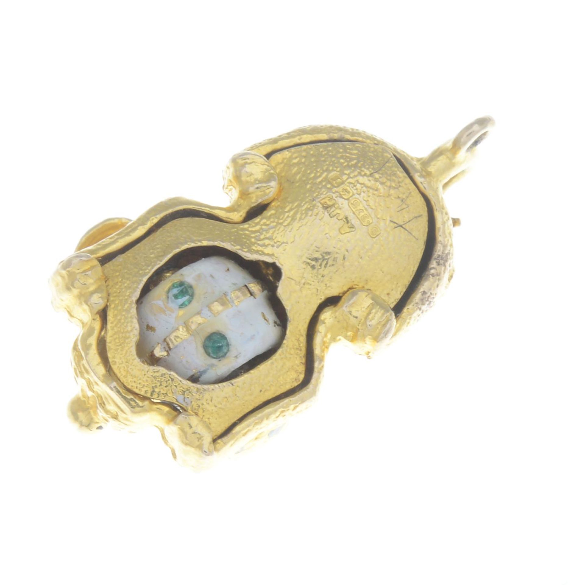 A 1960s 9ct gold dog charm with rotating eyes.Hallmarks for Birmingham, 1968. - Bild 4 aus 4