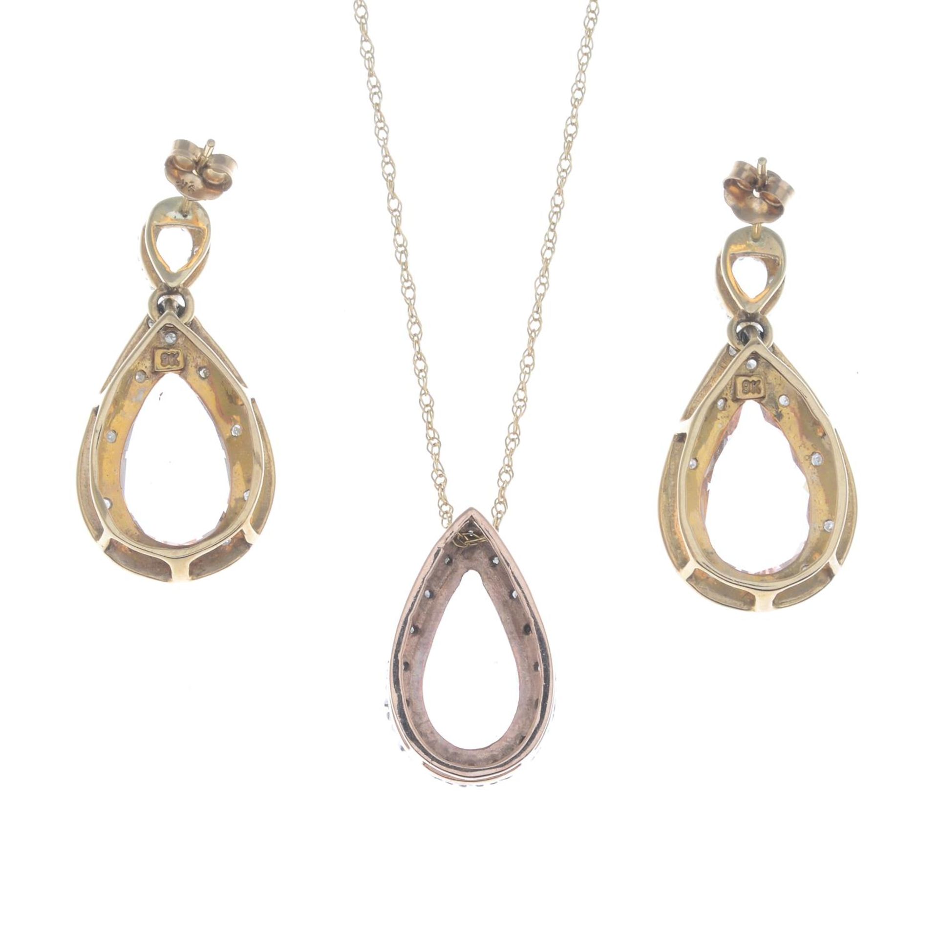 A set of morganite and diamond jewellery, comprising a pair of earrings and a pendant. - Bild 3 aus 4