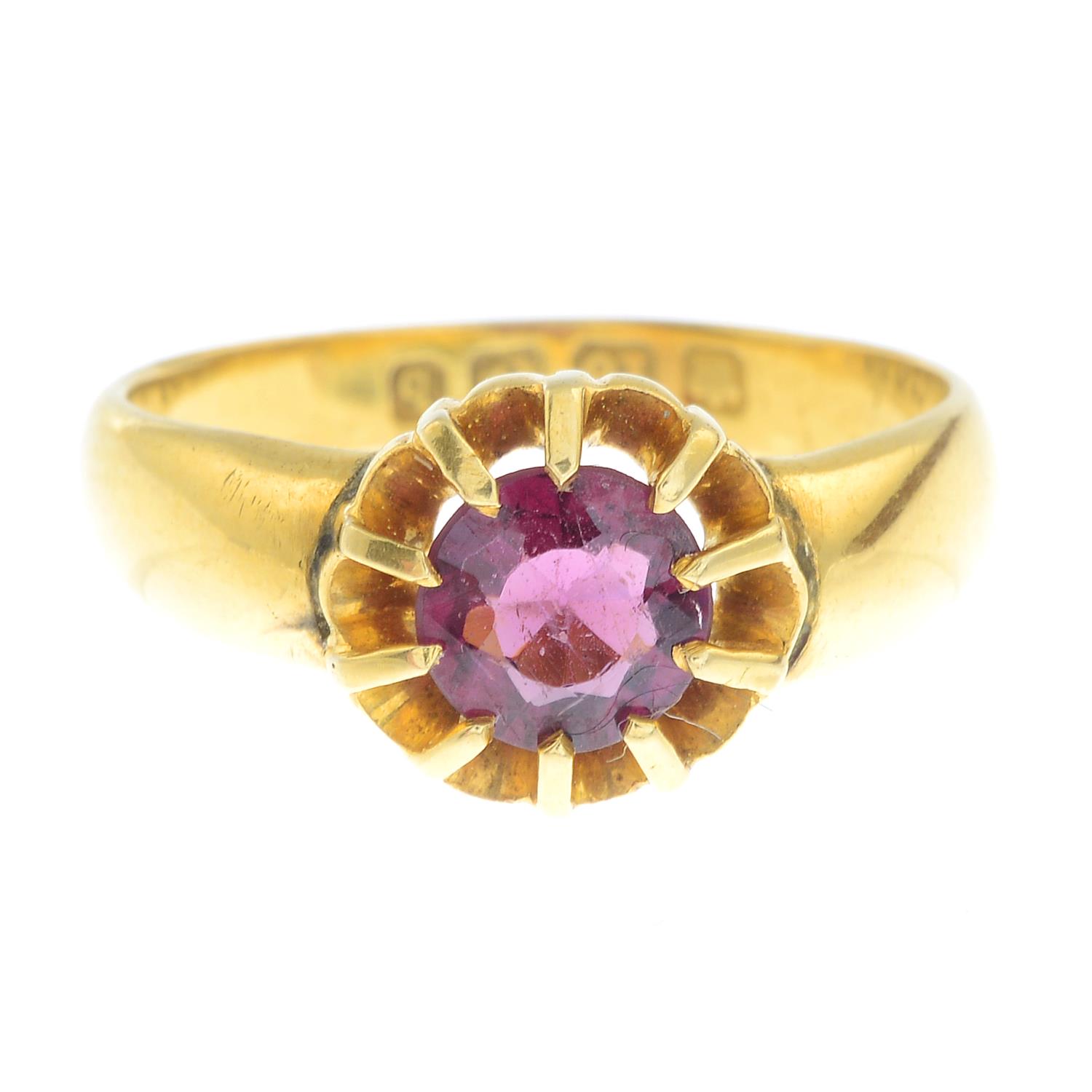 An Edwardian 18ct gold garnet single-stone ring.Hallmarks for Birmingham, 1901.Ring size P1/2.