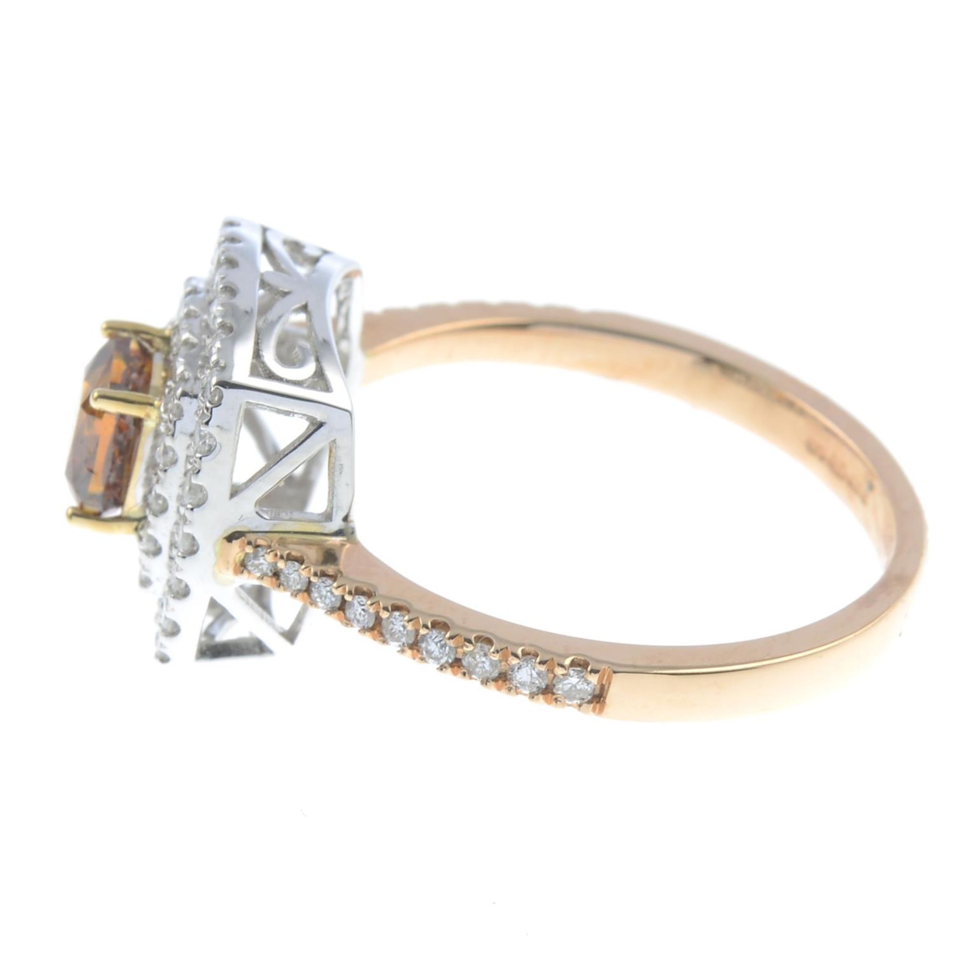 A bi-colour 18ct gold 'orangey brown' diamond and diamond dress ring.Principal diamond weight - Bild 4 aus 5