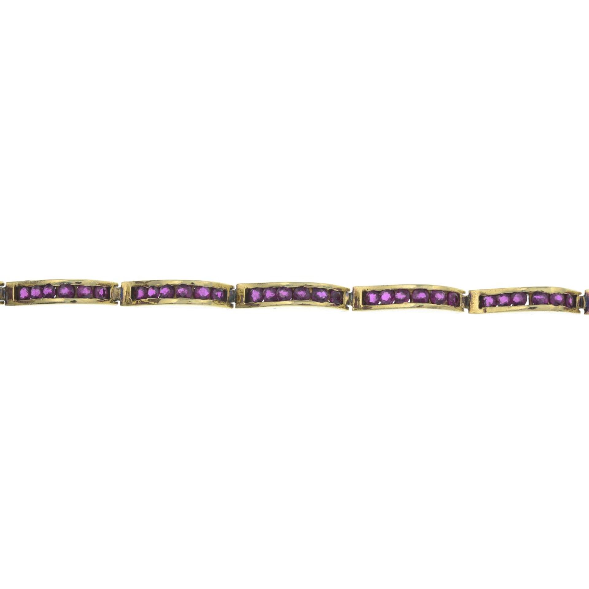 A ruby bracelet, of undulating wave form. - Bild 2 aus 4