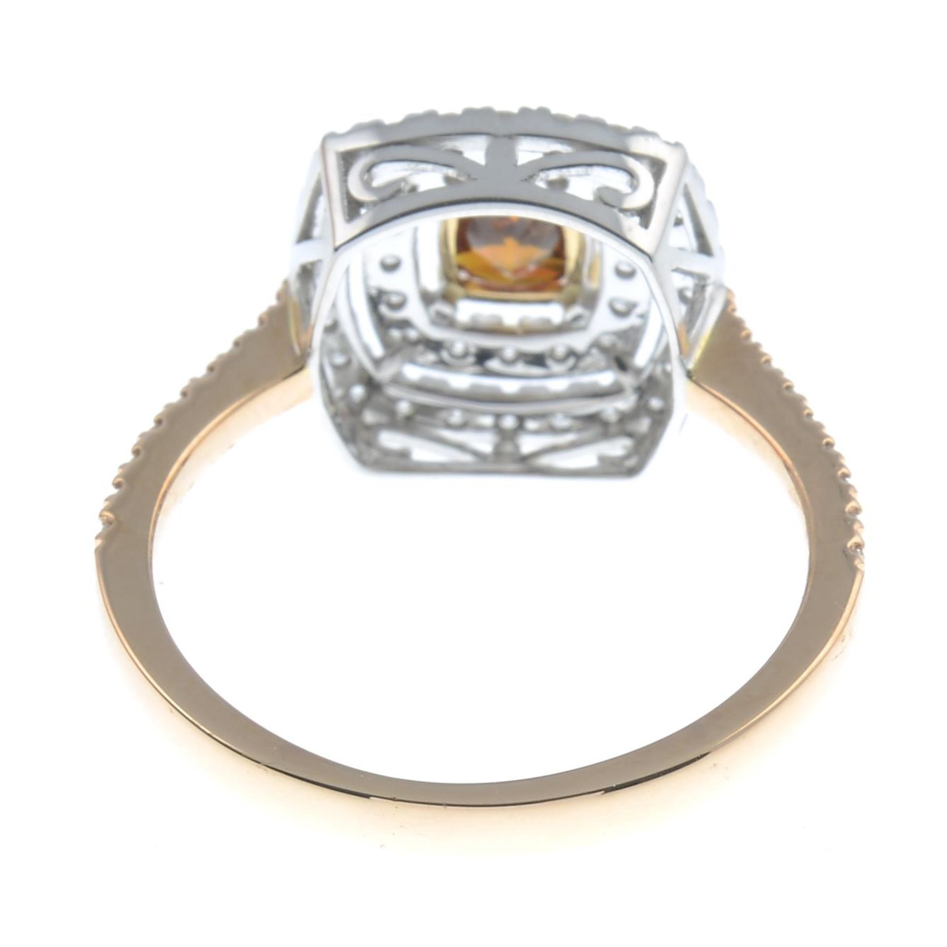 A bi-colour 18ct gold 'orangey brown' diamond and diamond dress ring.Principal diamond weight - Bild 5 aus 5