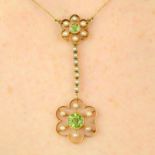 An Edwardian 15ct gold peridot and split pearl necklace.Principal peridot calculated weight