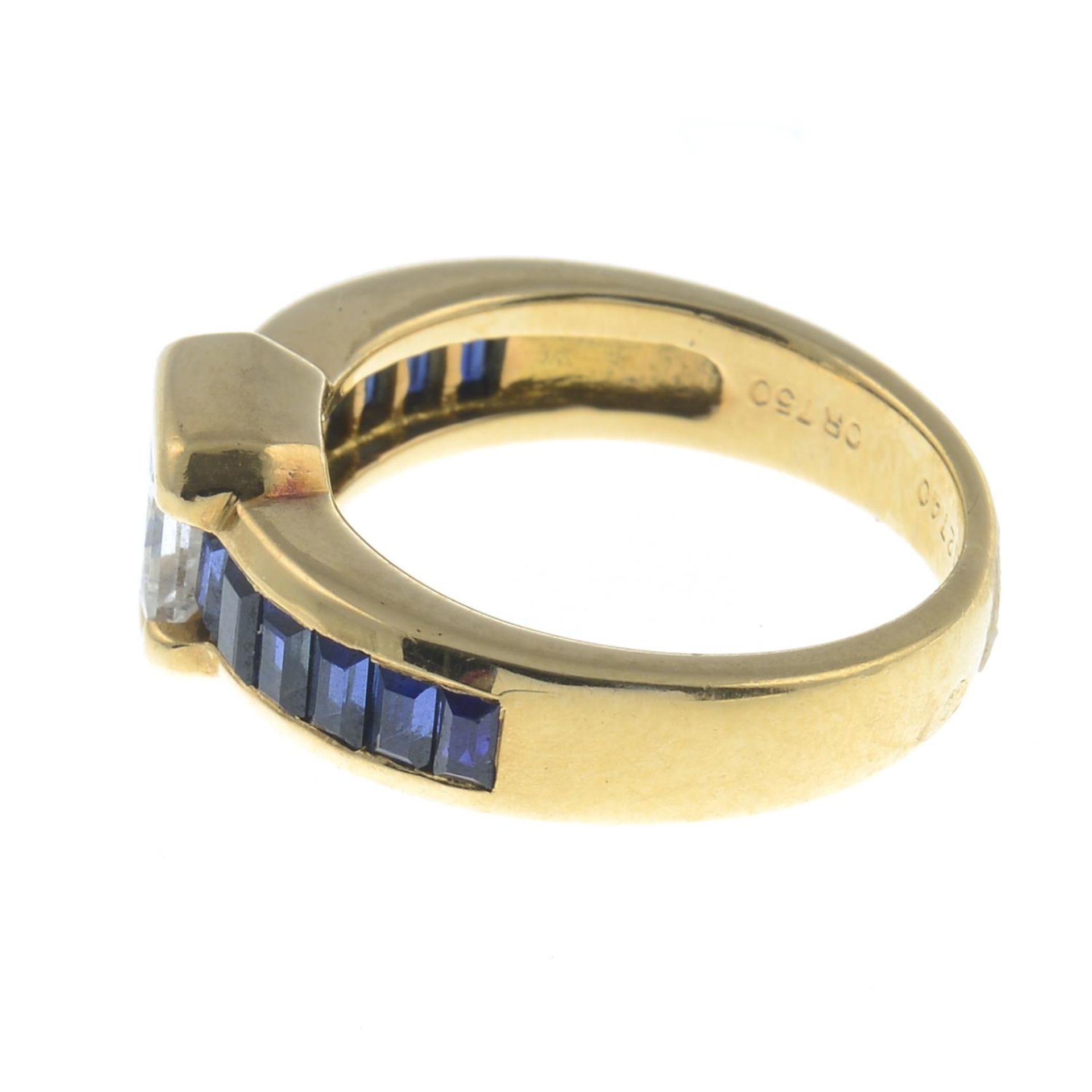 A square-shape diamond and calibre-cut sapphire dress ring, - Bild 4 aus 5