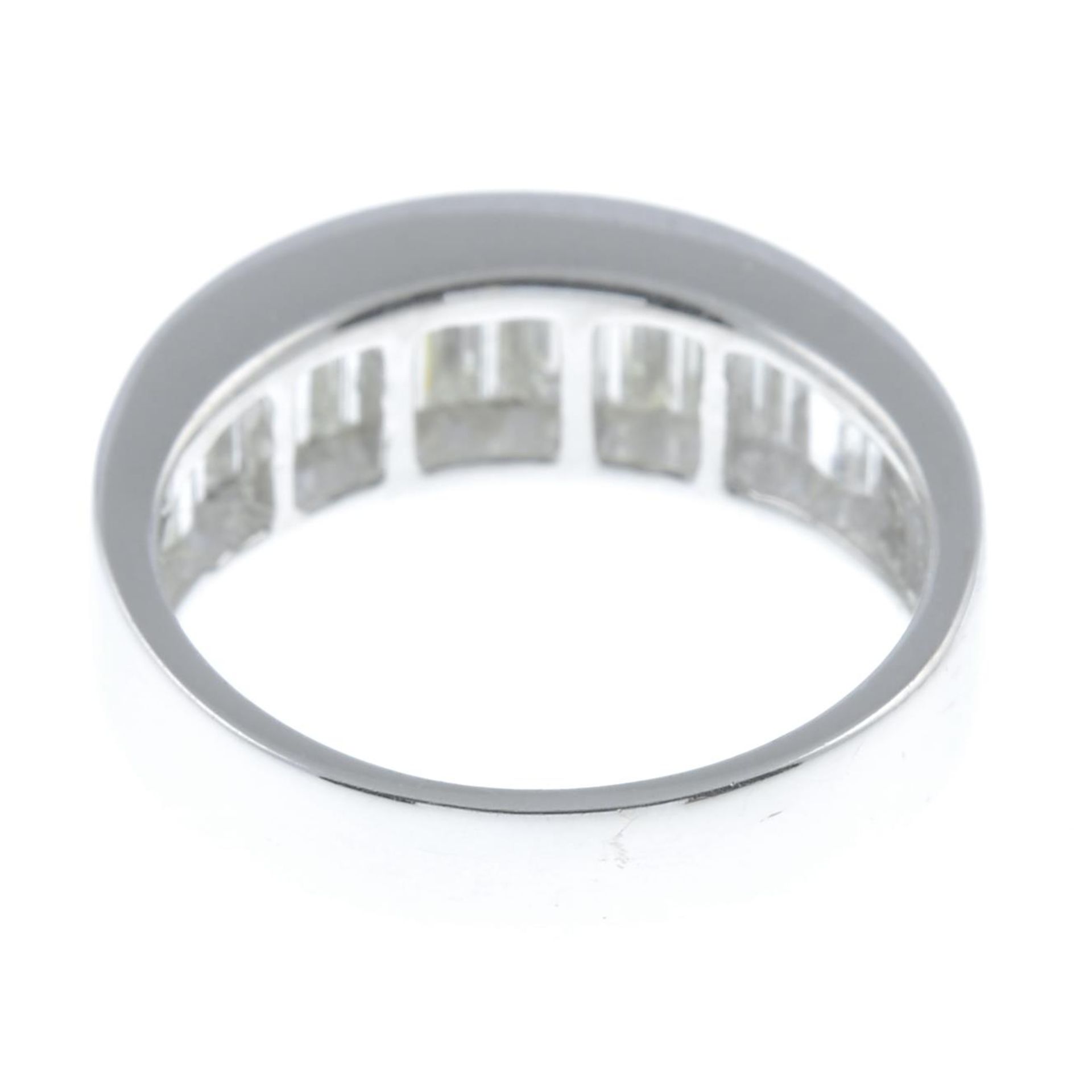 A graduated baguette-cut diamond half eternity ring. - Bild 5 aus 5