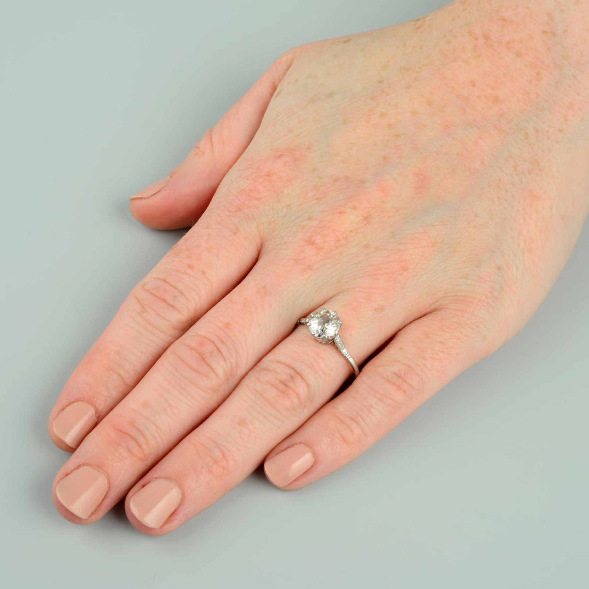 An old-cut diamond single-stone ring, with diamond shoulders. - Bild 3 aus 5