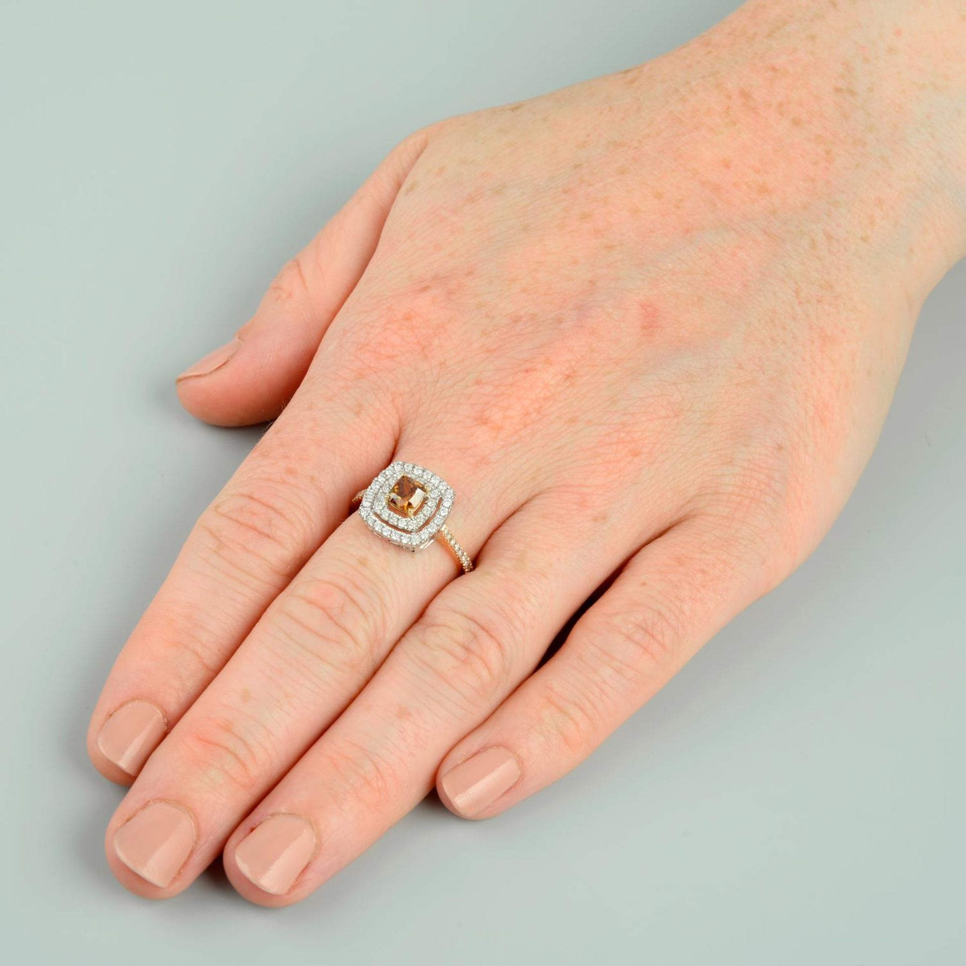 A bi-colour 18ct gold 'orangey brown' diamond and diamond dress ring.Principal diamond weight - Bild 3 aus 5