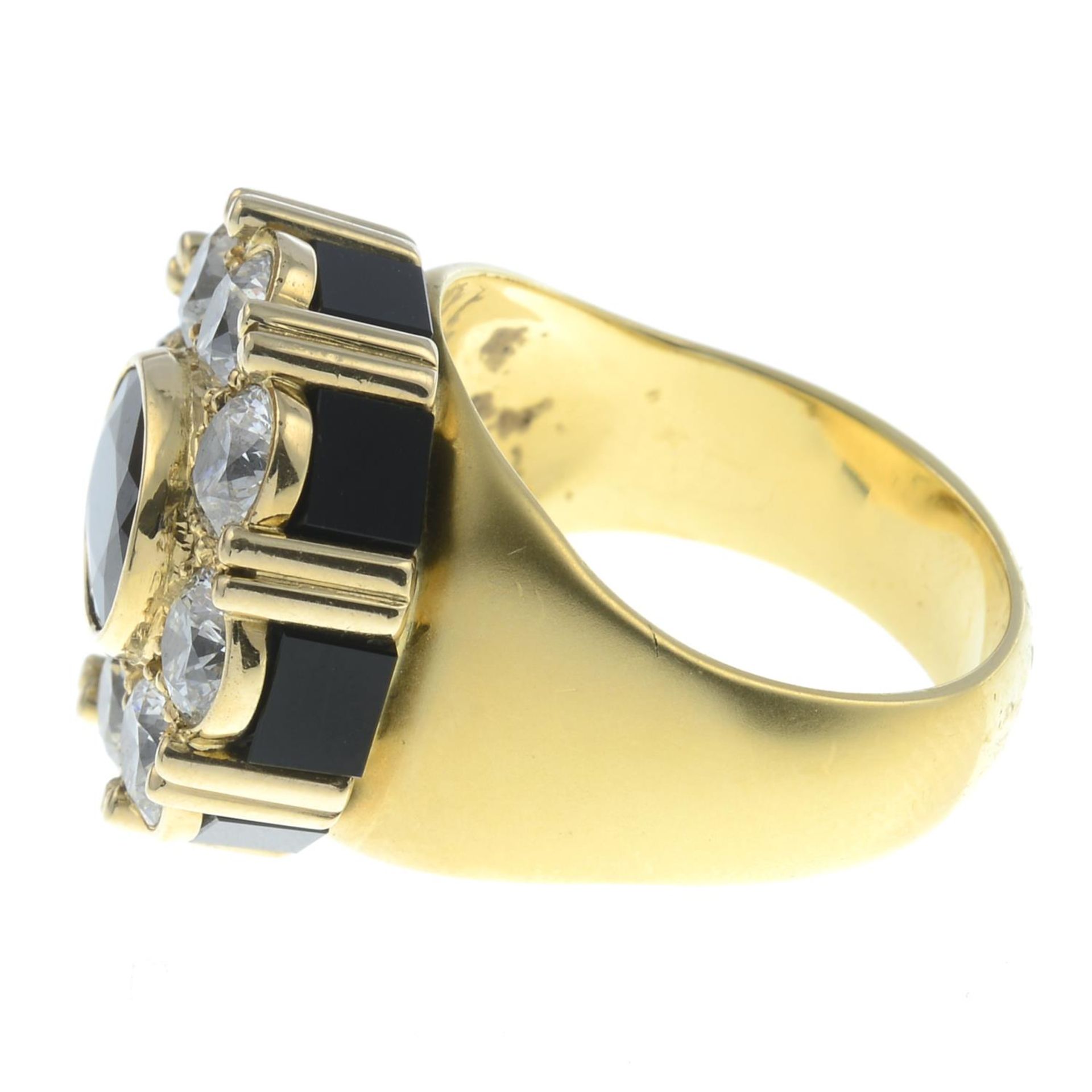 An 18ct gold sapphire and brilliant-cut diamond cluster ring, with onyx panel gallery. - Bild 4 aus 5