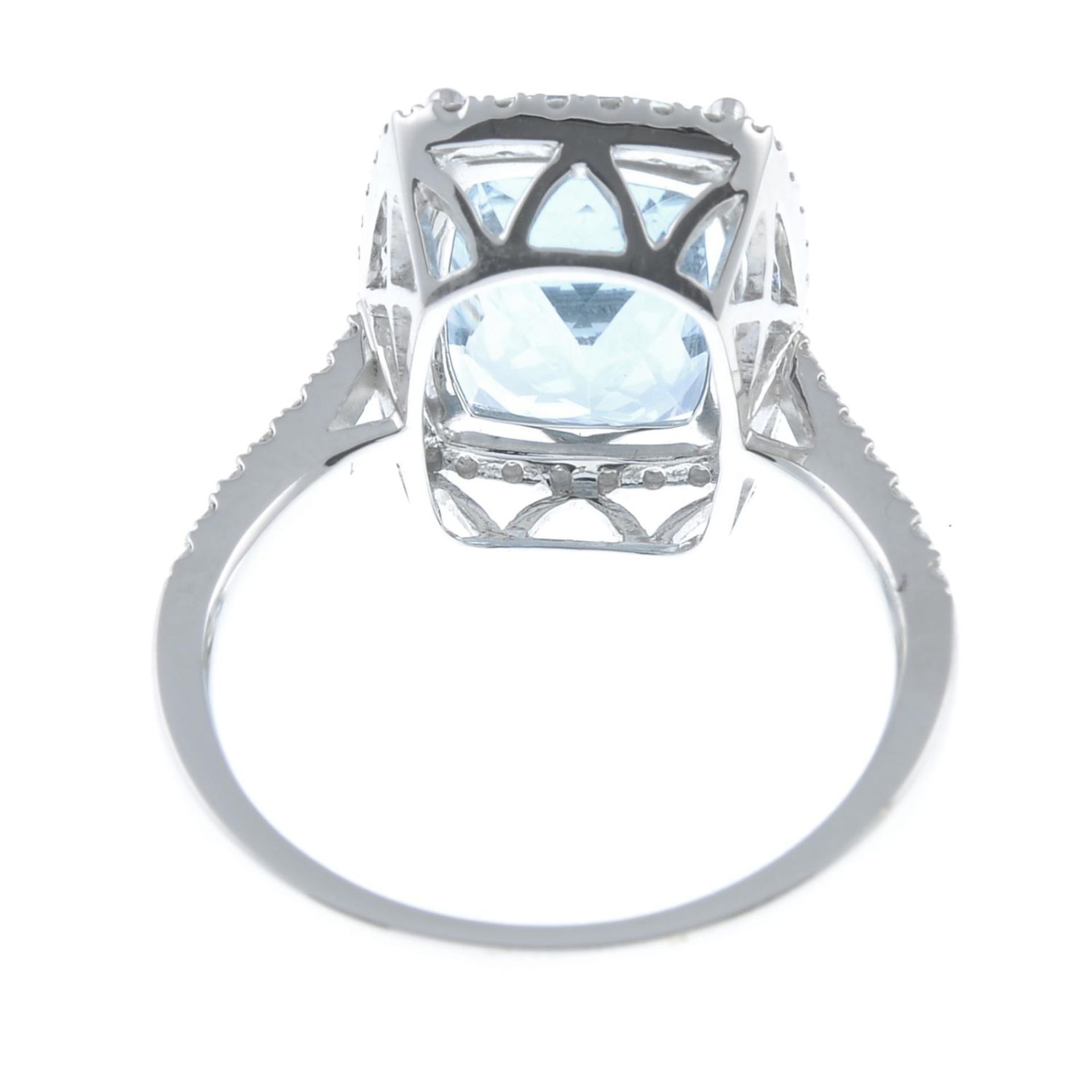 An 18ct gold aquamarine and brilliant-cut diamond dress ring.Aquamarine weight 3.90cts.Total - Bild 5 aus 5