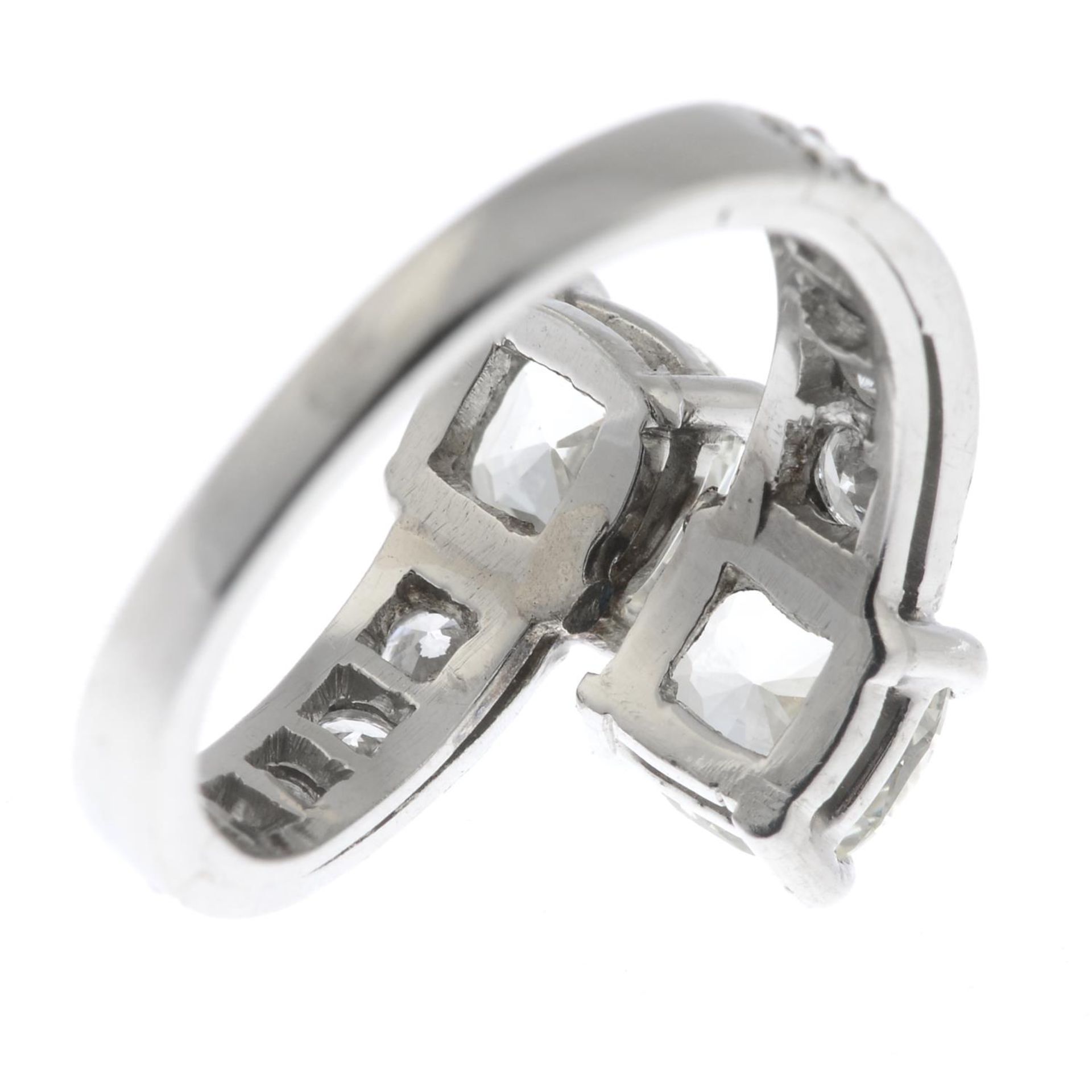 A cushion-shape diamond two-stone crossover ring, - Bild 2 aus 3