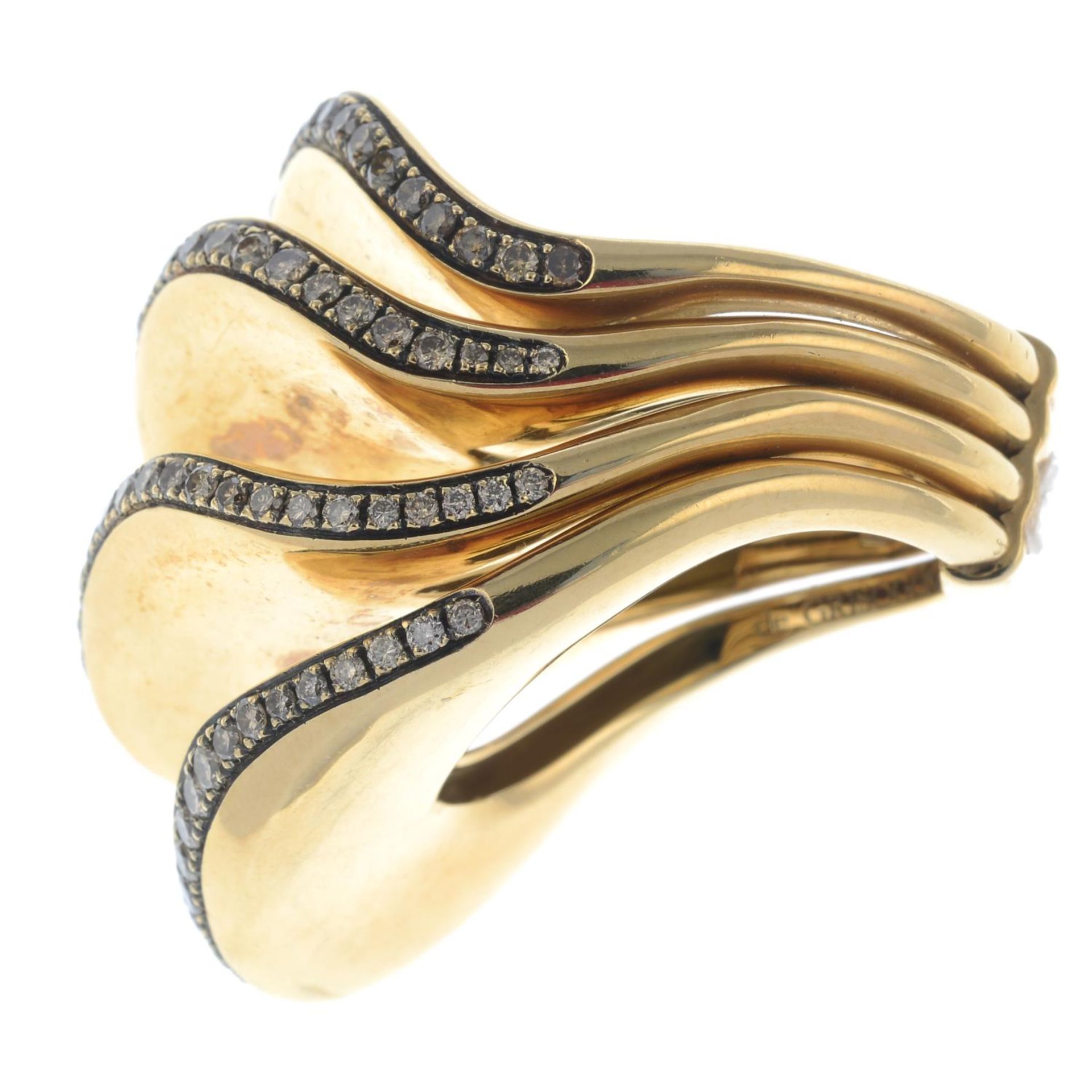 An 18ct gold brilliant-cut 'brown' diamond 'Onde' ring, - Bild 4 aus 4