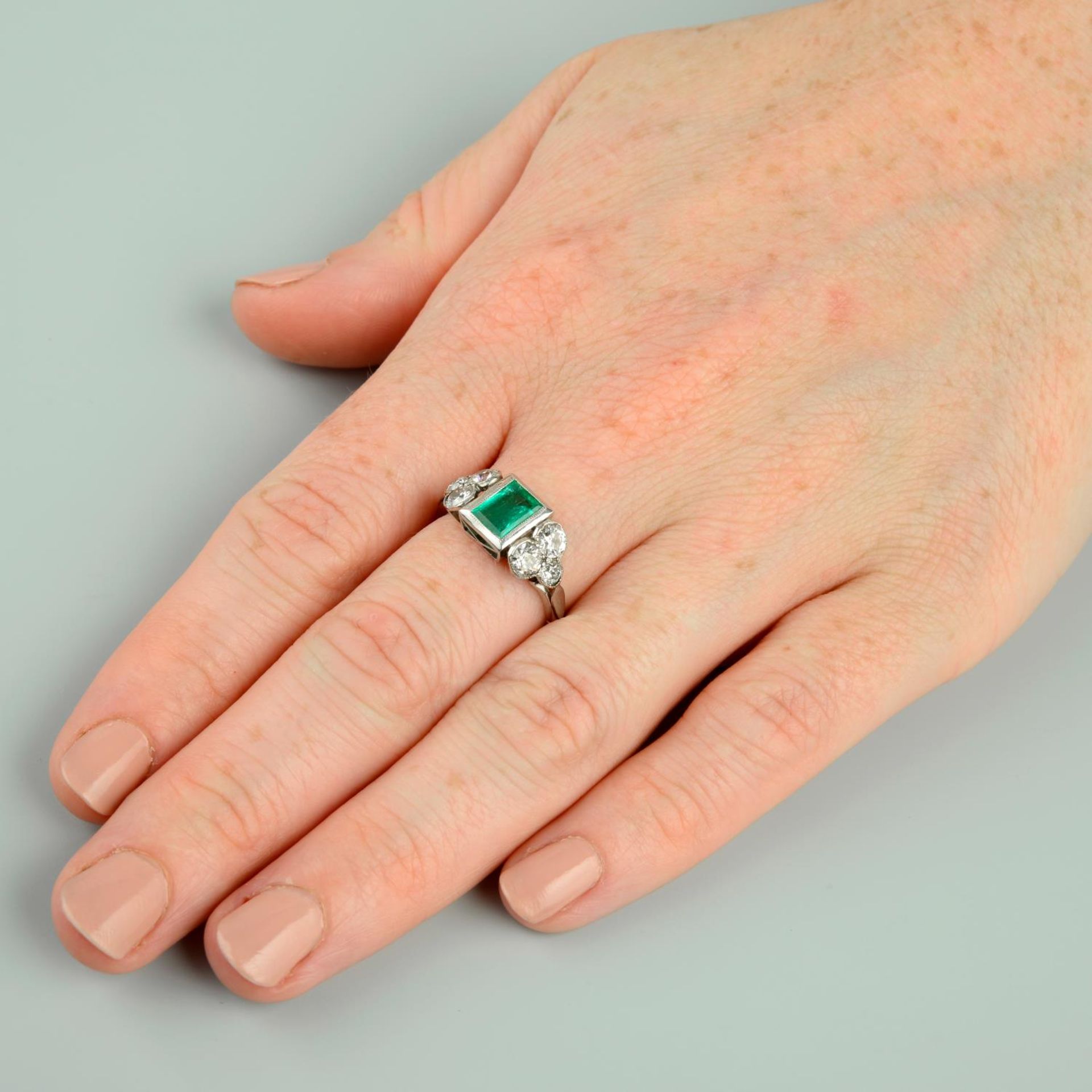 An emerald and old-cut diamond ring.Emerald calculated weight 0.77ct, - Bild 3 aus 5