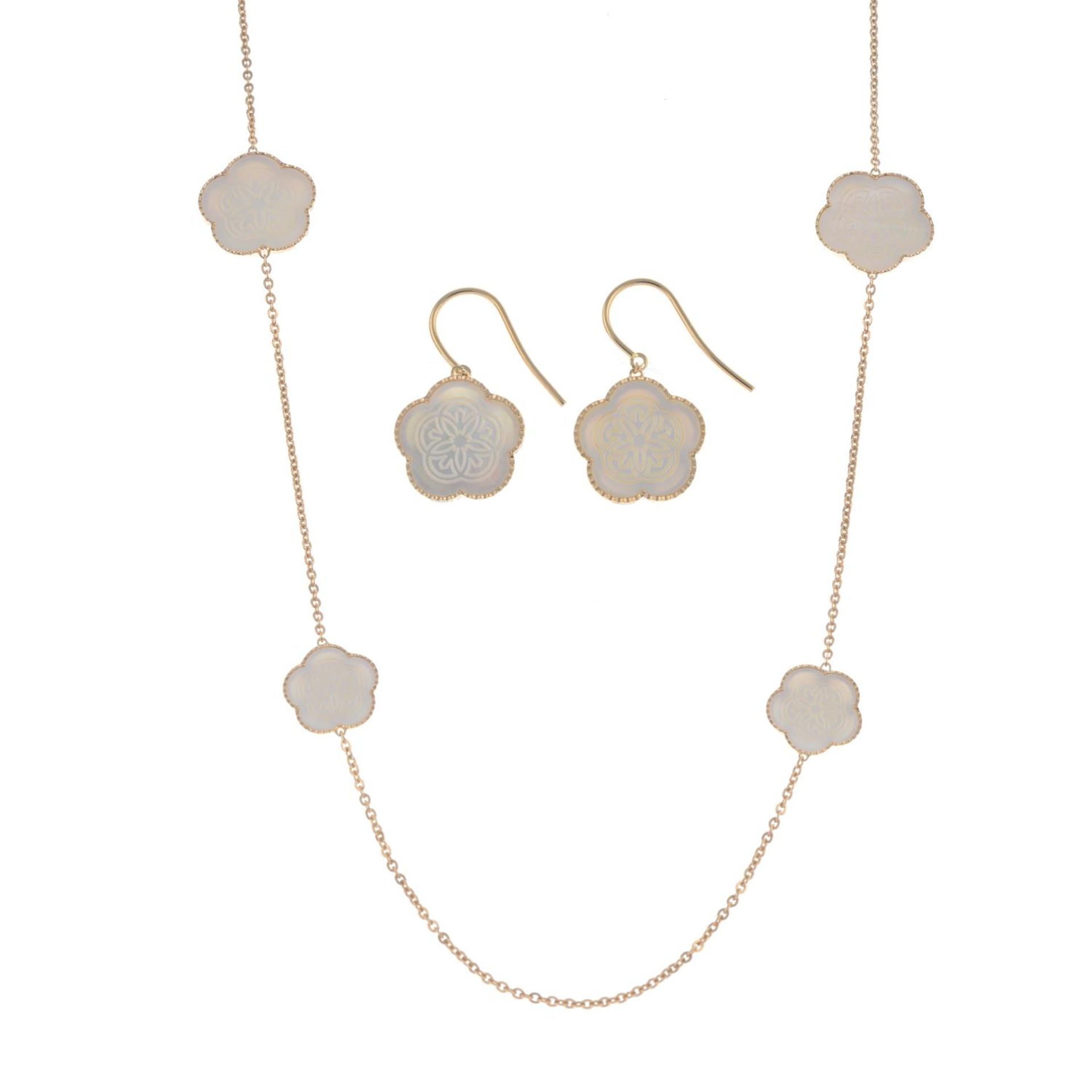 An 18ct gold mother-of-pearl 'Omega Flower' necklace and earrings, - Bild 4 aus 5