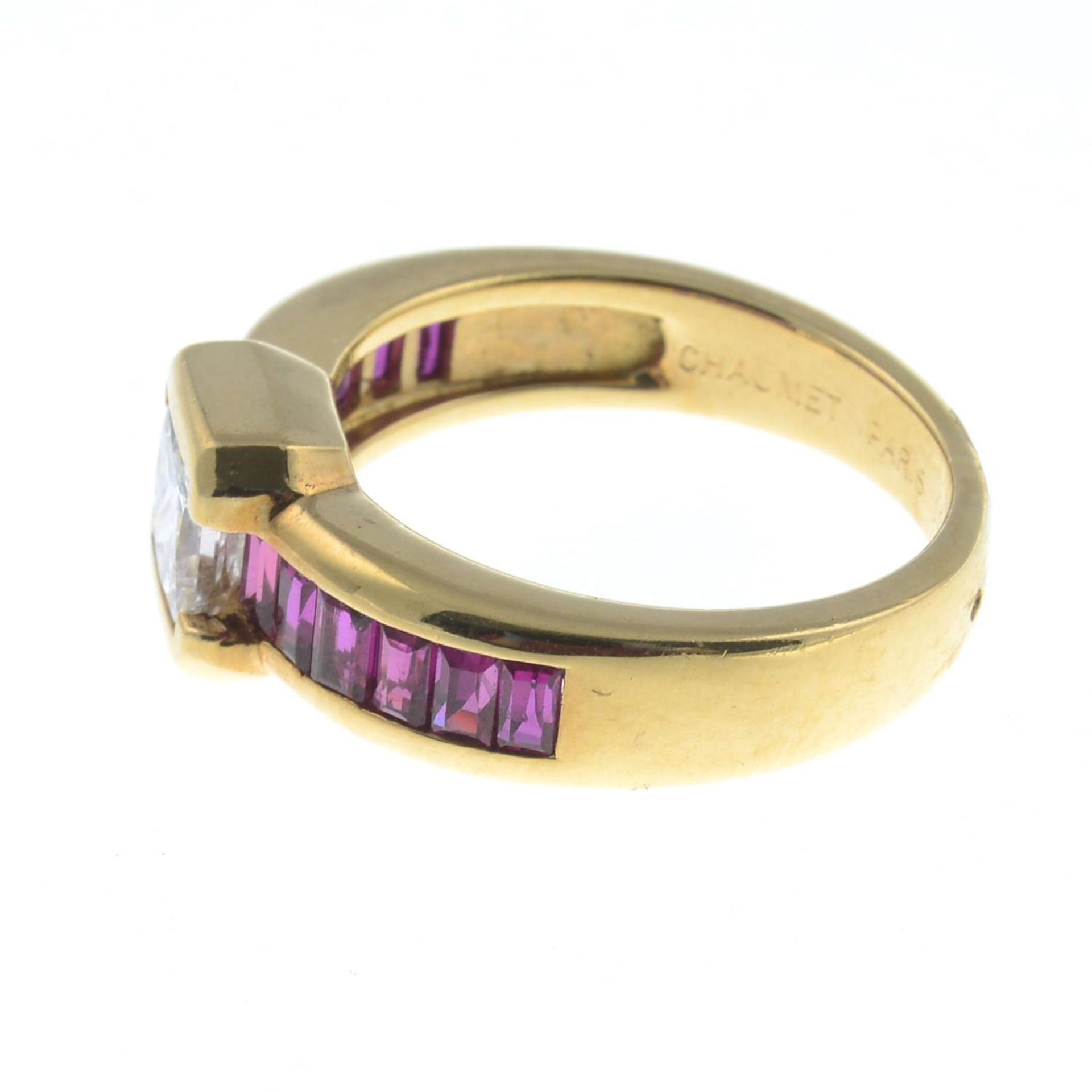 A square-shape diamond and calibre-cut ruby dress ring, - Bild 4 aus 5