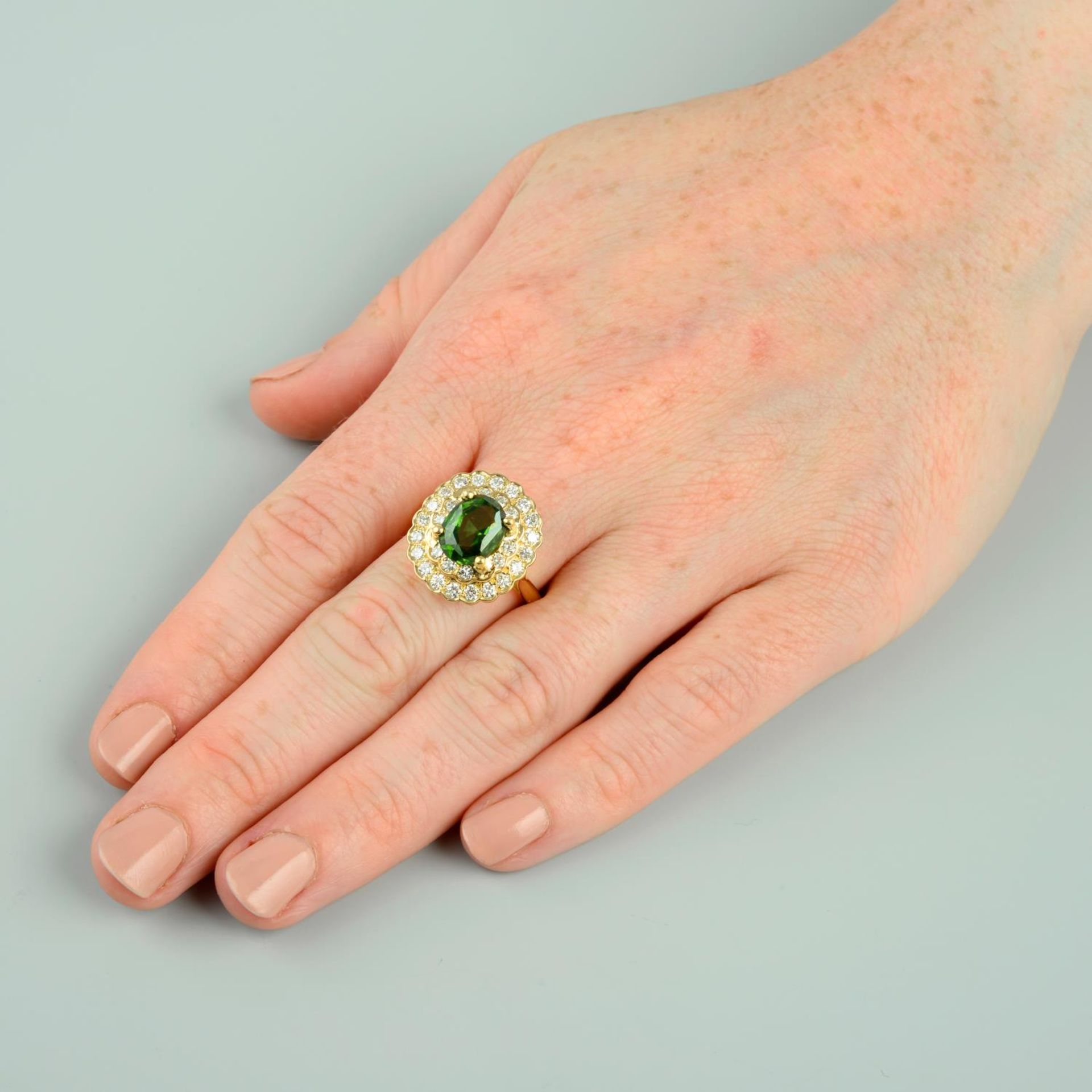 A green zircon and diamond cluster ring. - Bild 3 aus 5