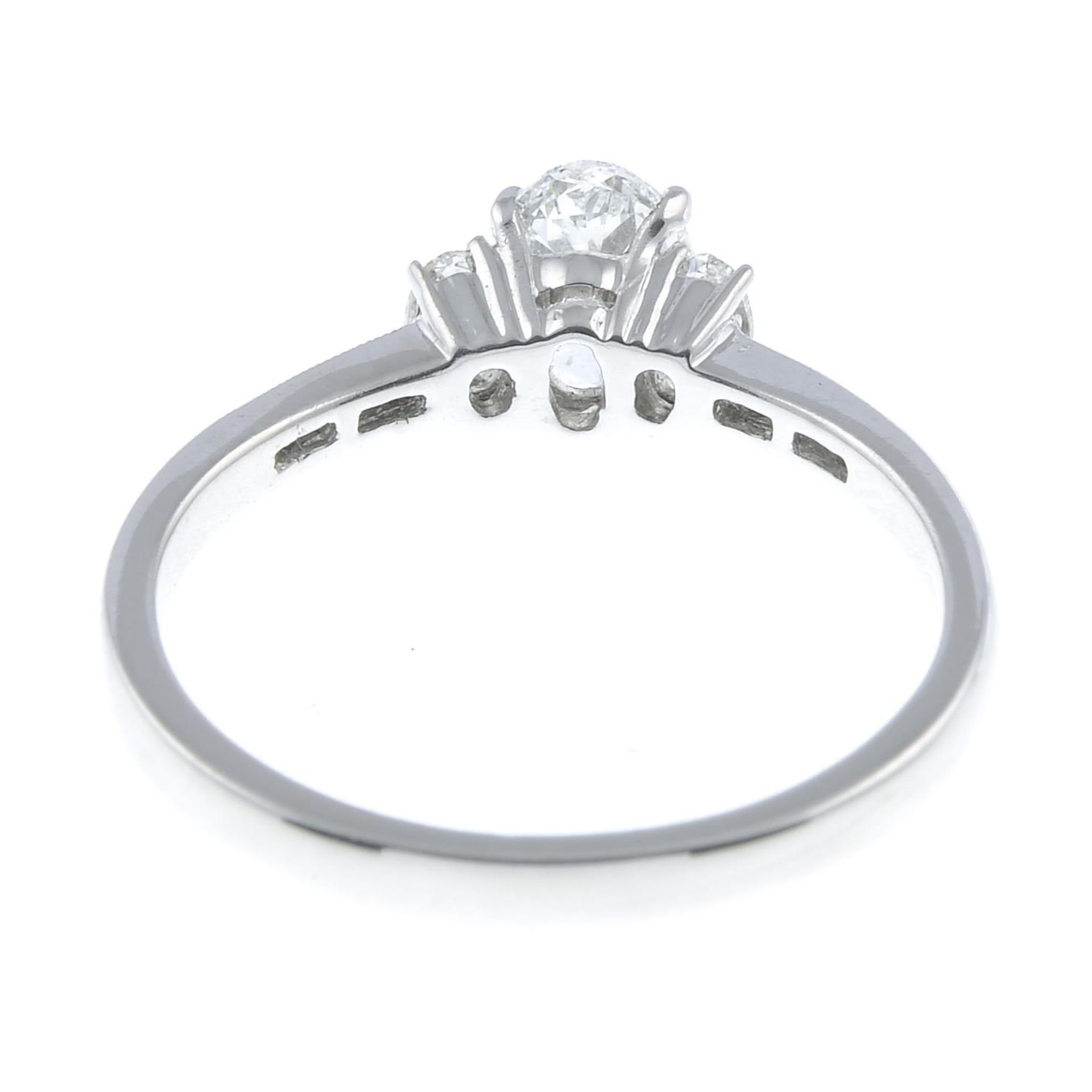 An oval-shape diamond single-stone ring, with oval-shape and baguette-cut diamond sides. - Bild 5 aus 6