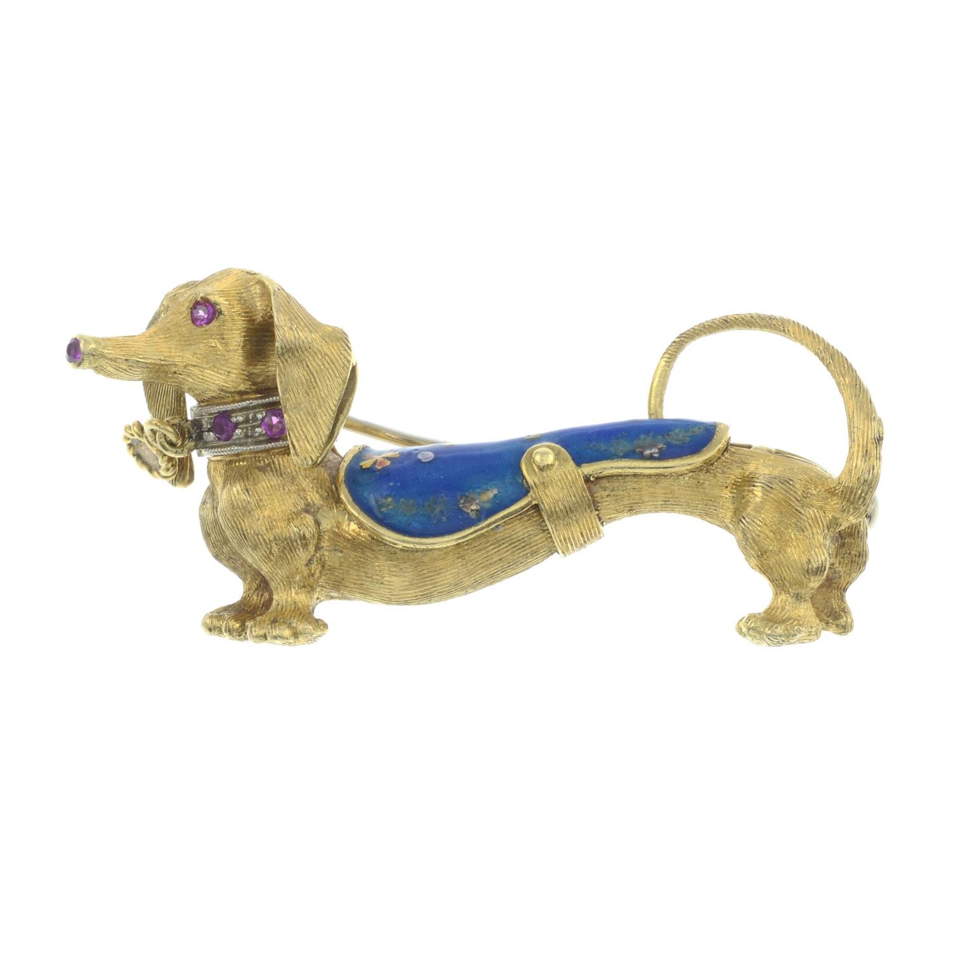 A mid 20th century gold dachshund dog brooch, with enamel coat and ruby highlights. - Bild 2 aus 4