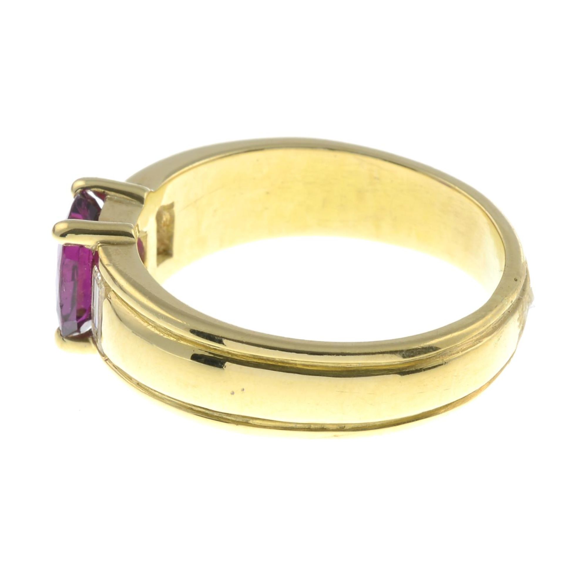 An 18ct gold Thai ruby single-stone ring, with baguette-cut diamond sides. - Bild 4 aus 5