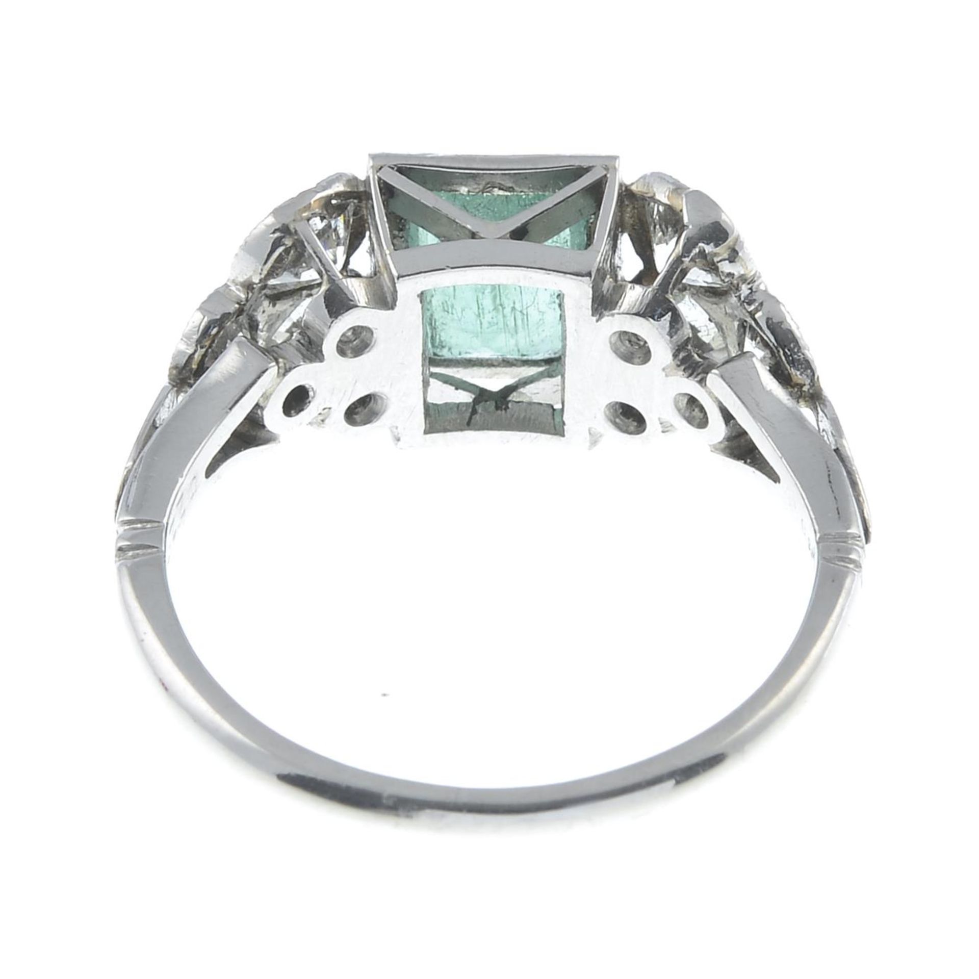 An emerald and old-cut diamond ring.Emerald calculated weight 0.77ct, - Bild 5 aus 5