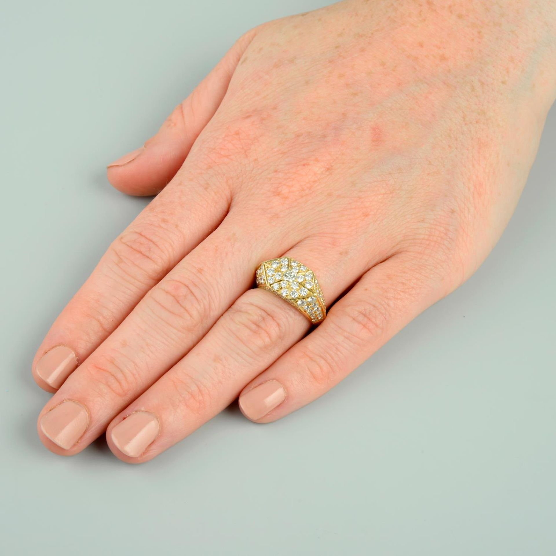 A pave-set diamond geometric dress ring. - Bild 3 aus 5