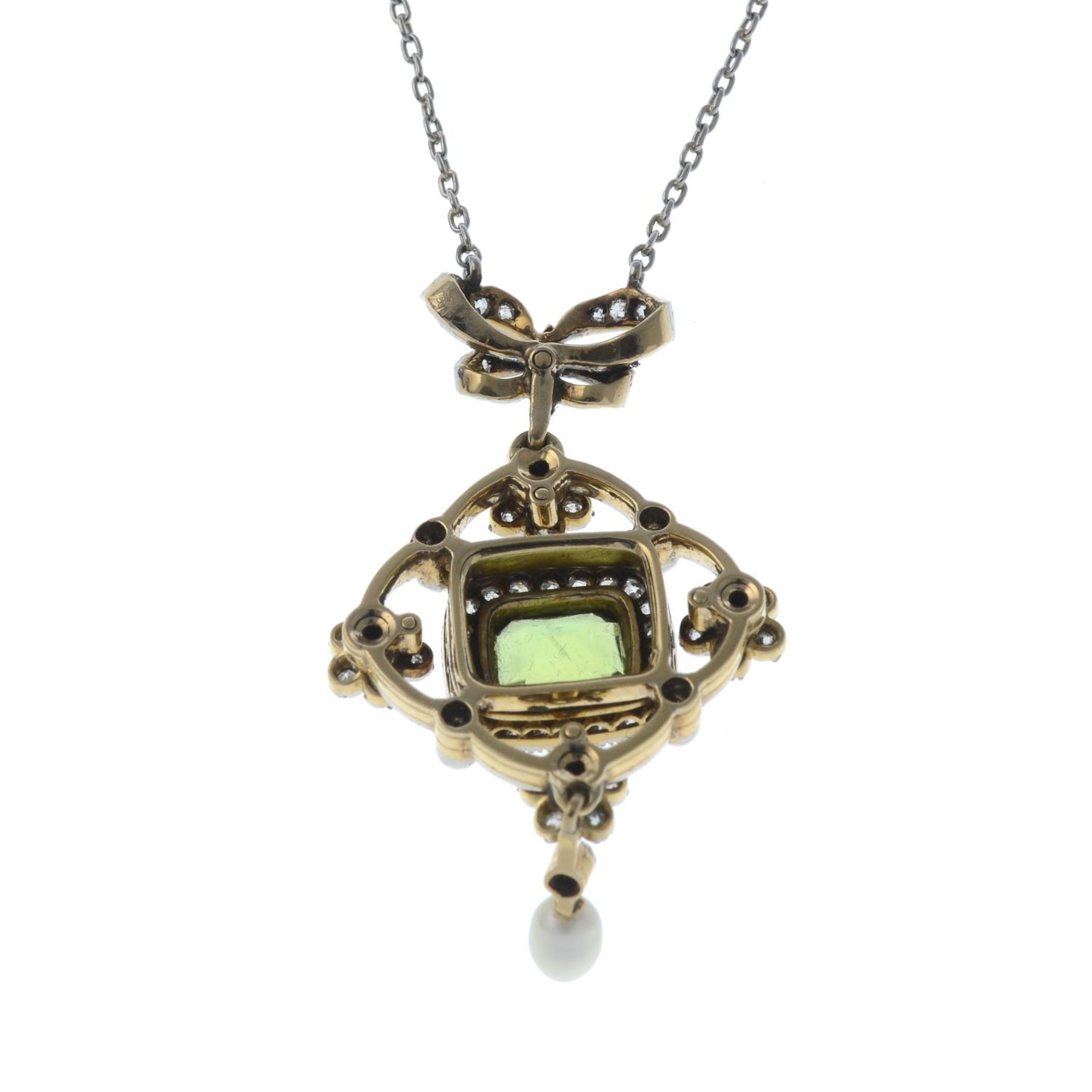 An early 20th century platinum and gold, peridot, old-cut diamond and pearl pendant, on chain. - Bild 4 aus 4