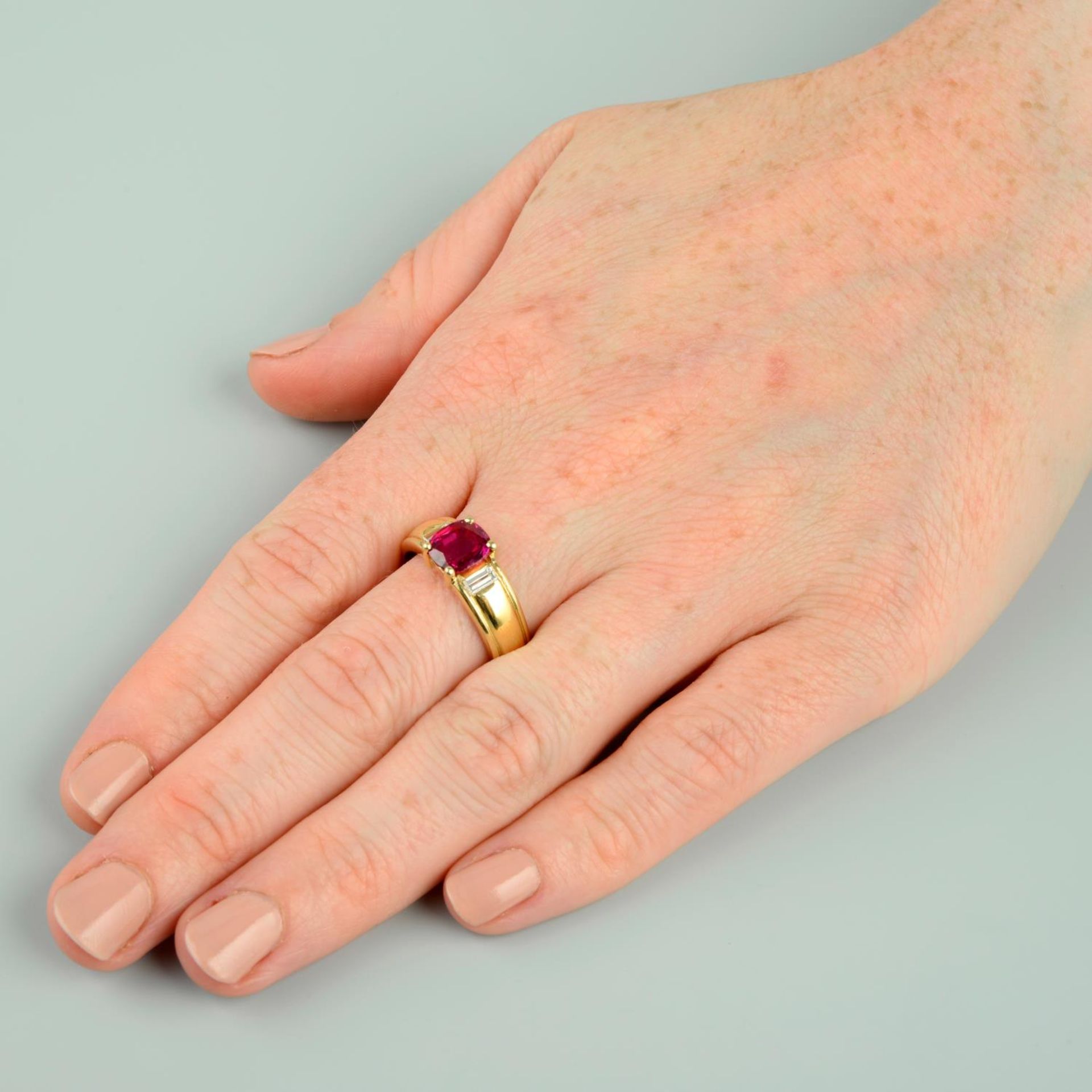 An 18ct gold Thai ruby single-stone ring, with baguette-cut diamond sides. - Bild 3 aus 5