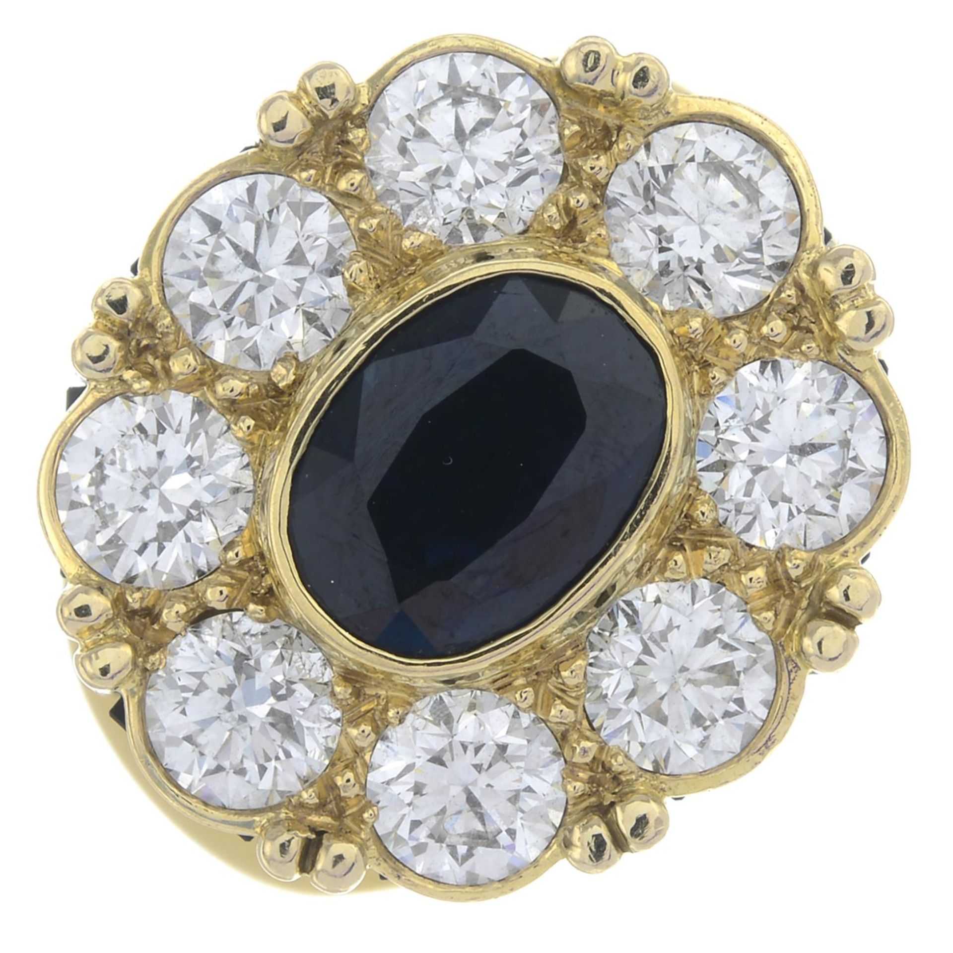 An 18ct gold sapphire and brilliant-cut diamond cluster ring, with onyx panel gallery. - Bild 2 aus 5