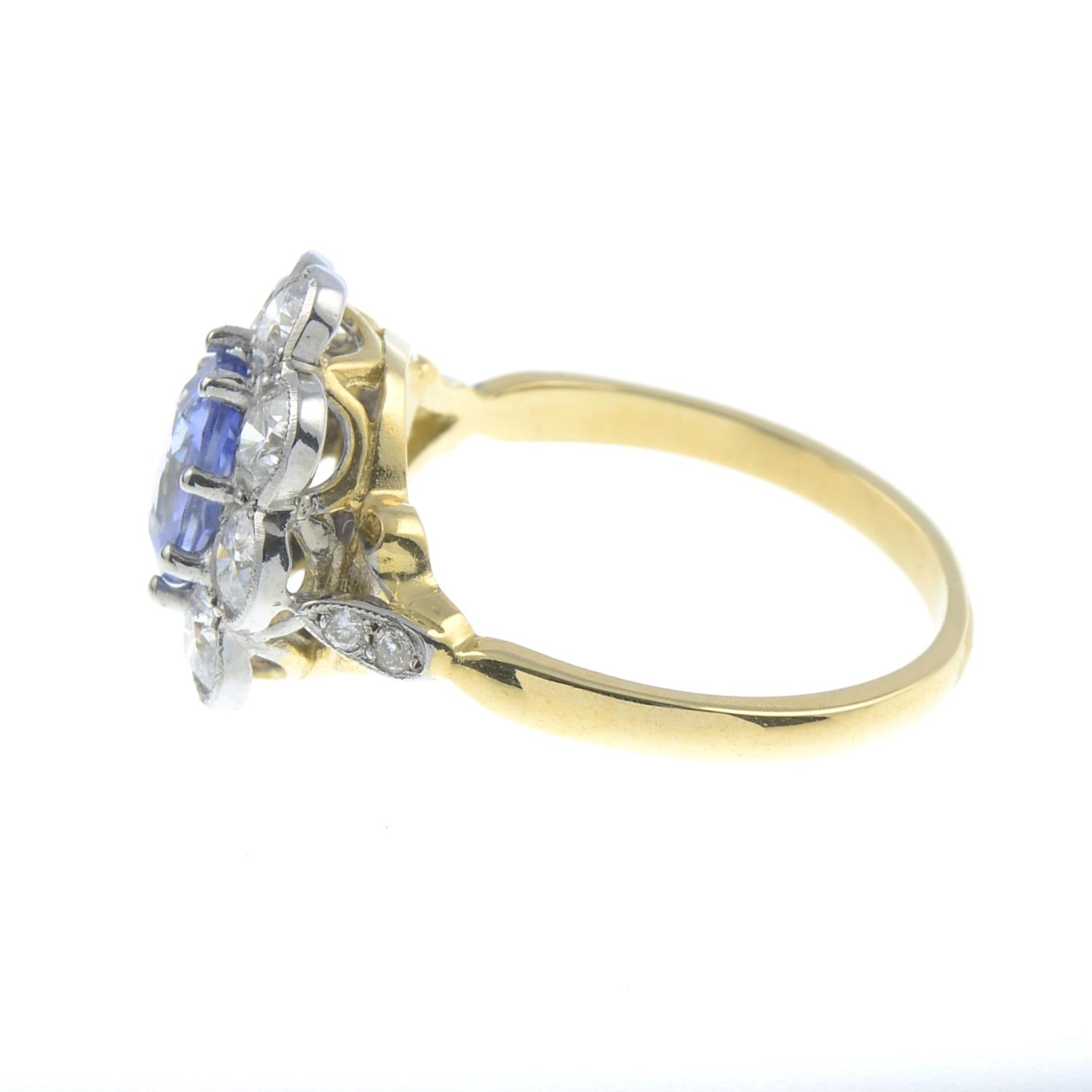 A sapphire and brilliant-cut diamond floral cluster ring. - Bild 4 aus 5