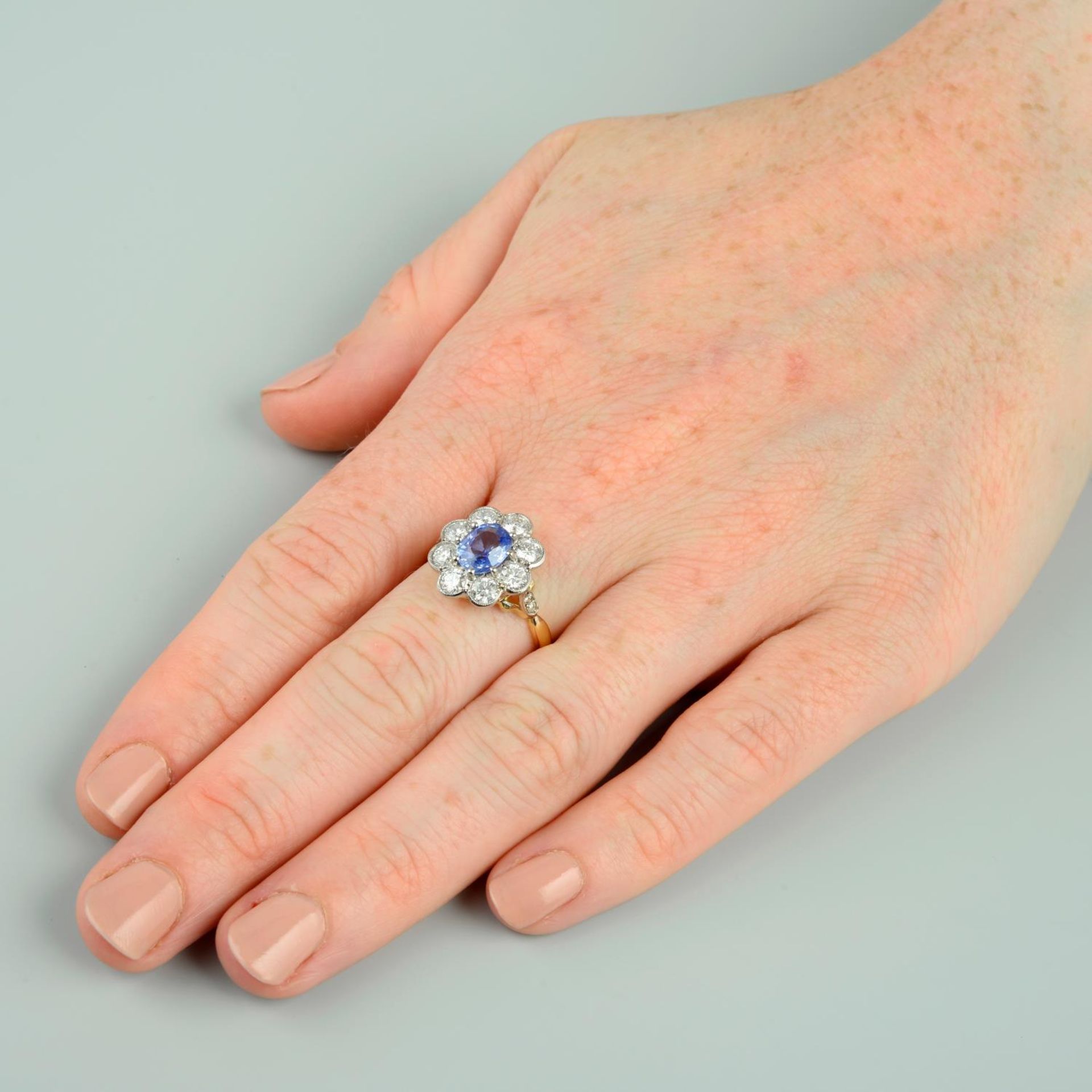 A sapphire and brilliant-cut diamond floral cluster ring. - Bild 3 aus 5