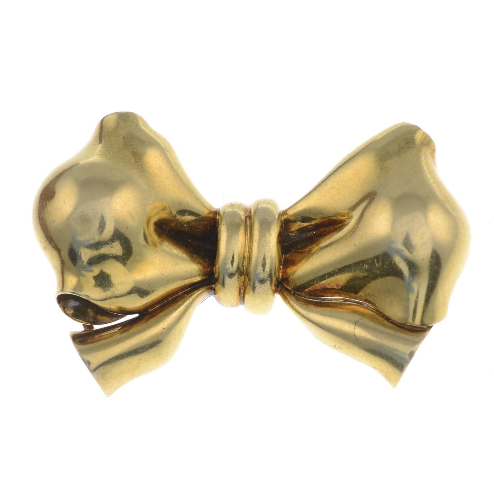 A mid 20th century gold bow brooch, by Bulgari. - Bild 2 aus 4