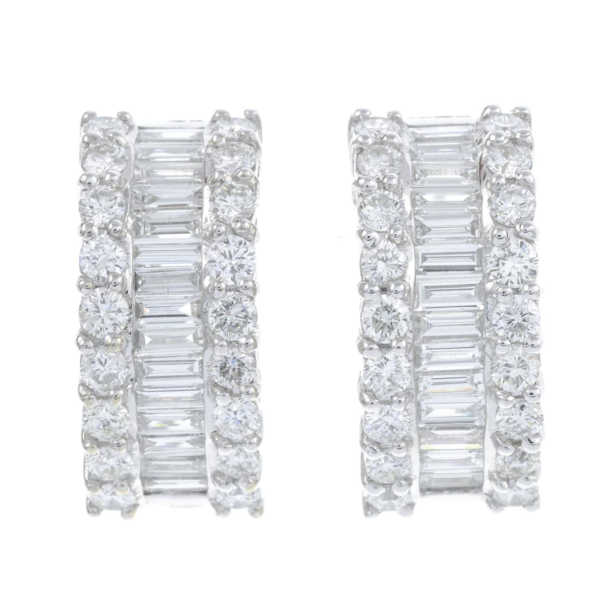 A pair of 18ct gold baguette and brilliant-cut diamond half hoop earrings.Total diamond weight - Bild 2 aus 3