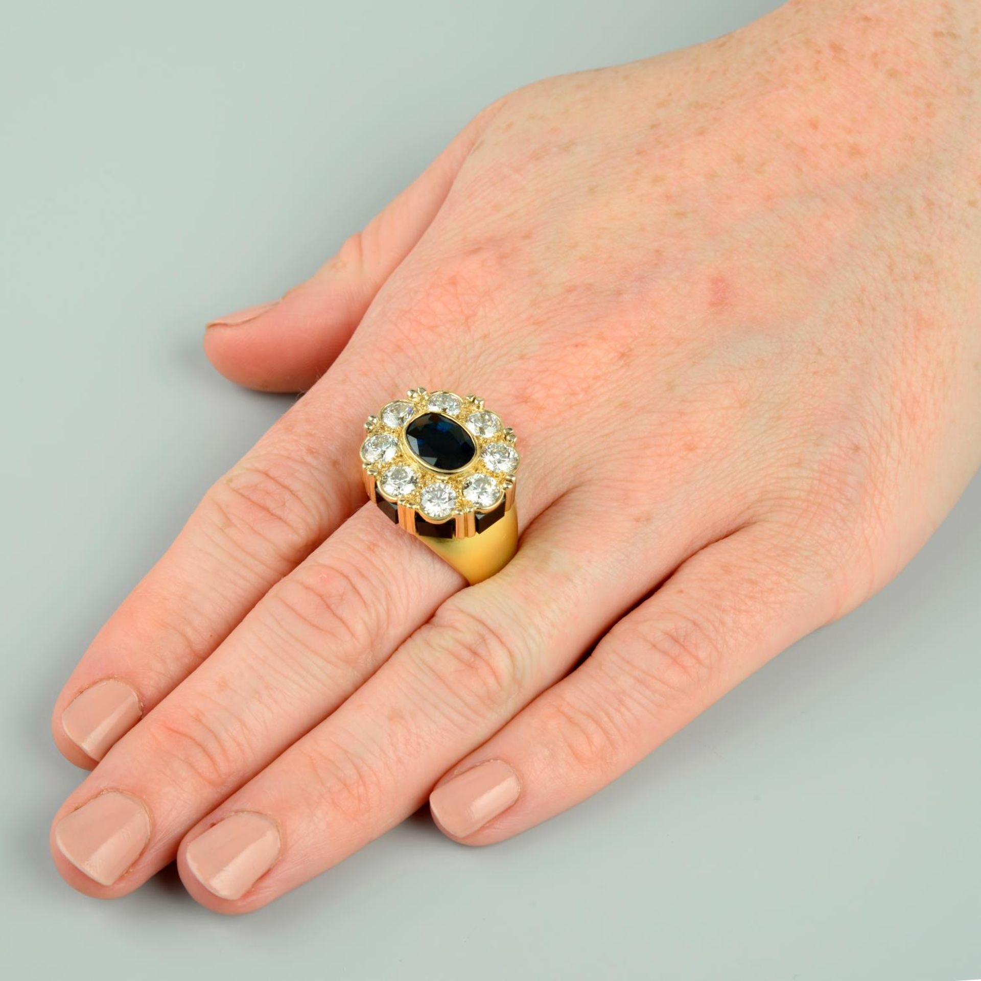 An 18ct gold sapphire and brilliant-cut diamond cluster ring, with onyx panel gallery. - Bild 3 aus 5