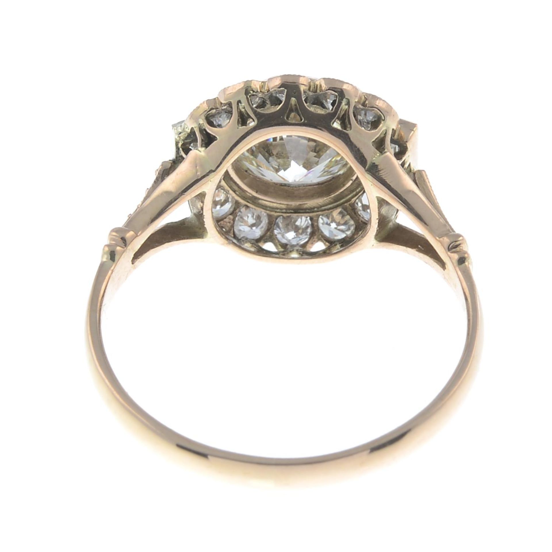 A brilliant-cut diamond cluster ring, - Bild 5 aus 5