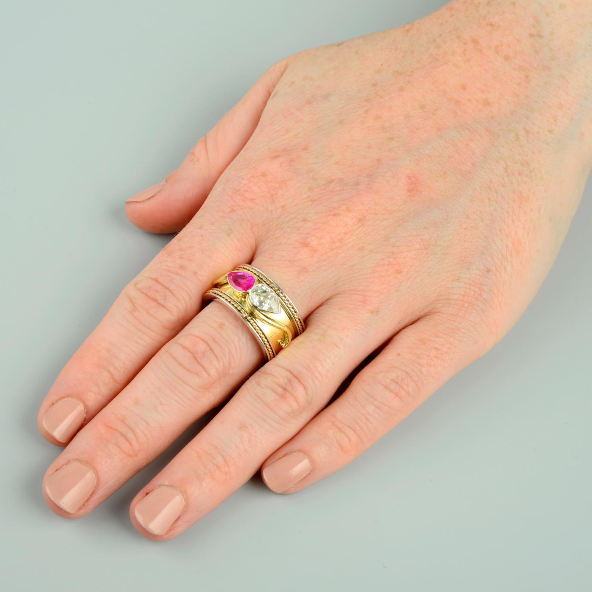 An 18ct gold bi-colour band ring, with pear-shape old-cut diamond and ruby highlights. - Bild 3 aus 5