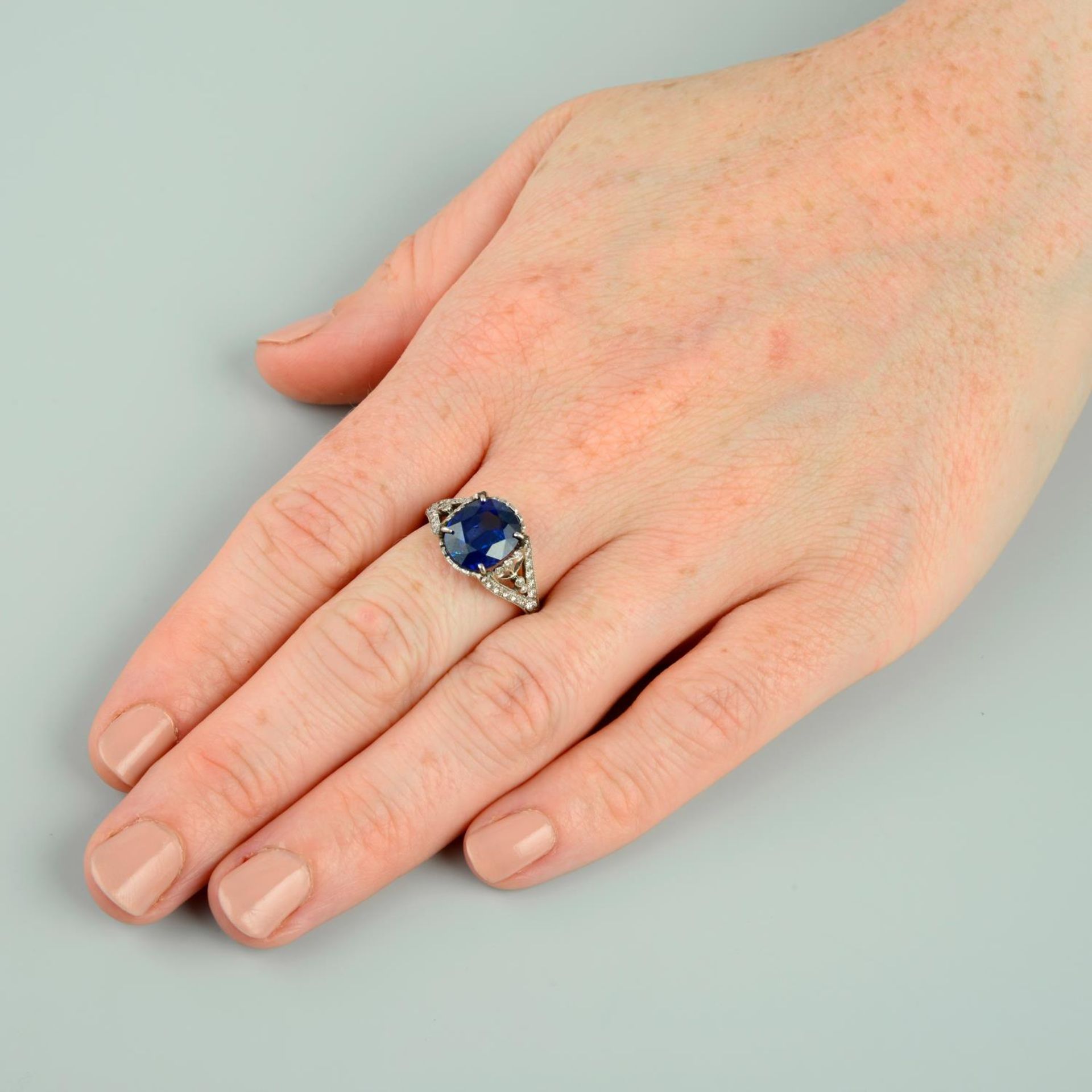 A sapphire and diamond dress ring. - Bild 3 aus 5