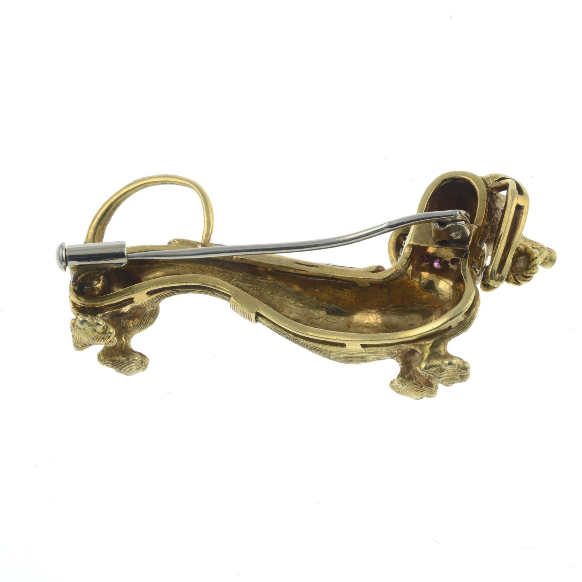 A mid 20th century gold dachshund dog brooch, with enamel coat and ruby highlights. - Bild 4 aus 4