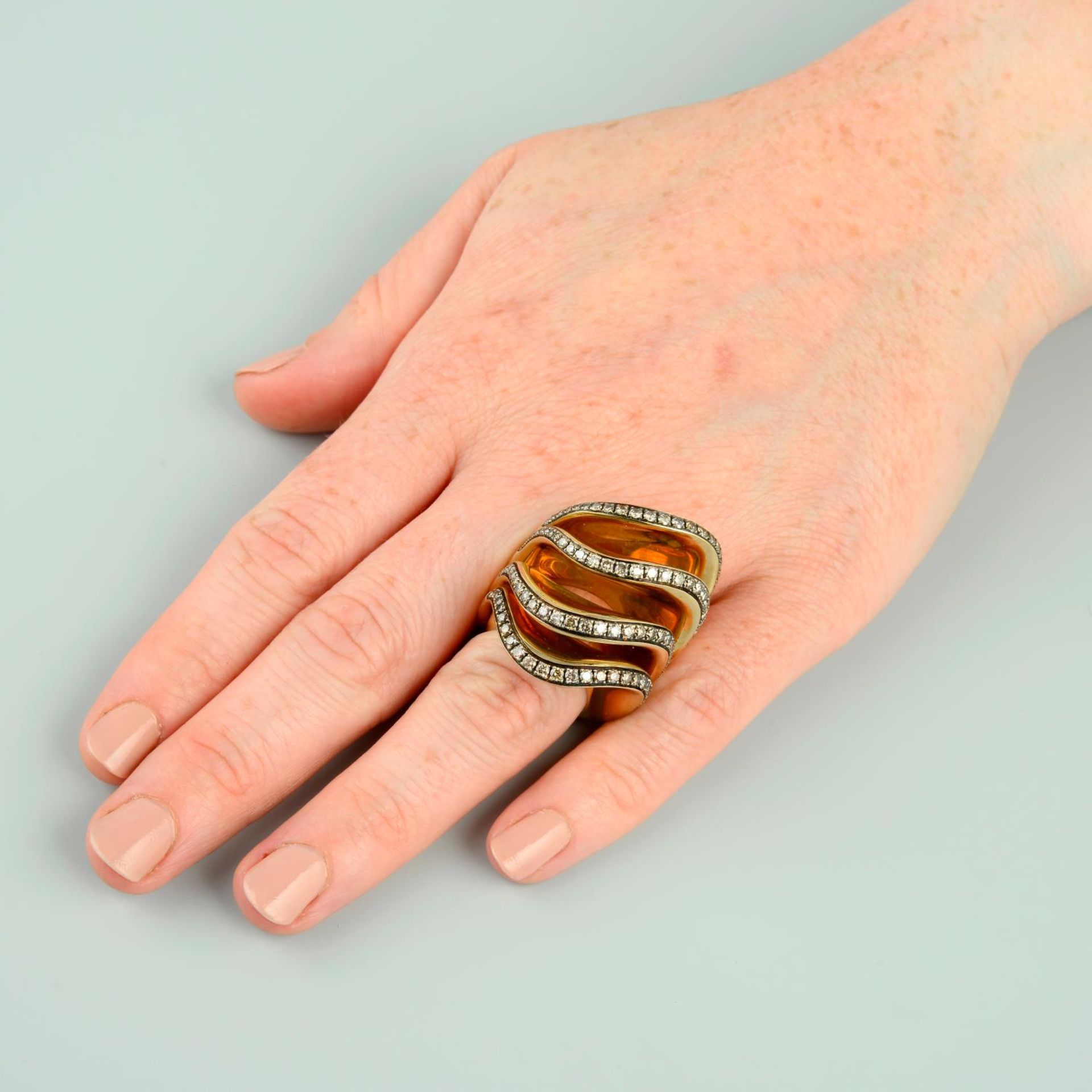 An 18ct gold brilliant-cut 'brown' diamond 'Onde' ring, - Bild 3 aus 4