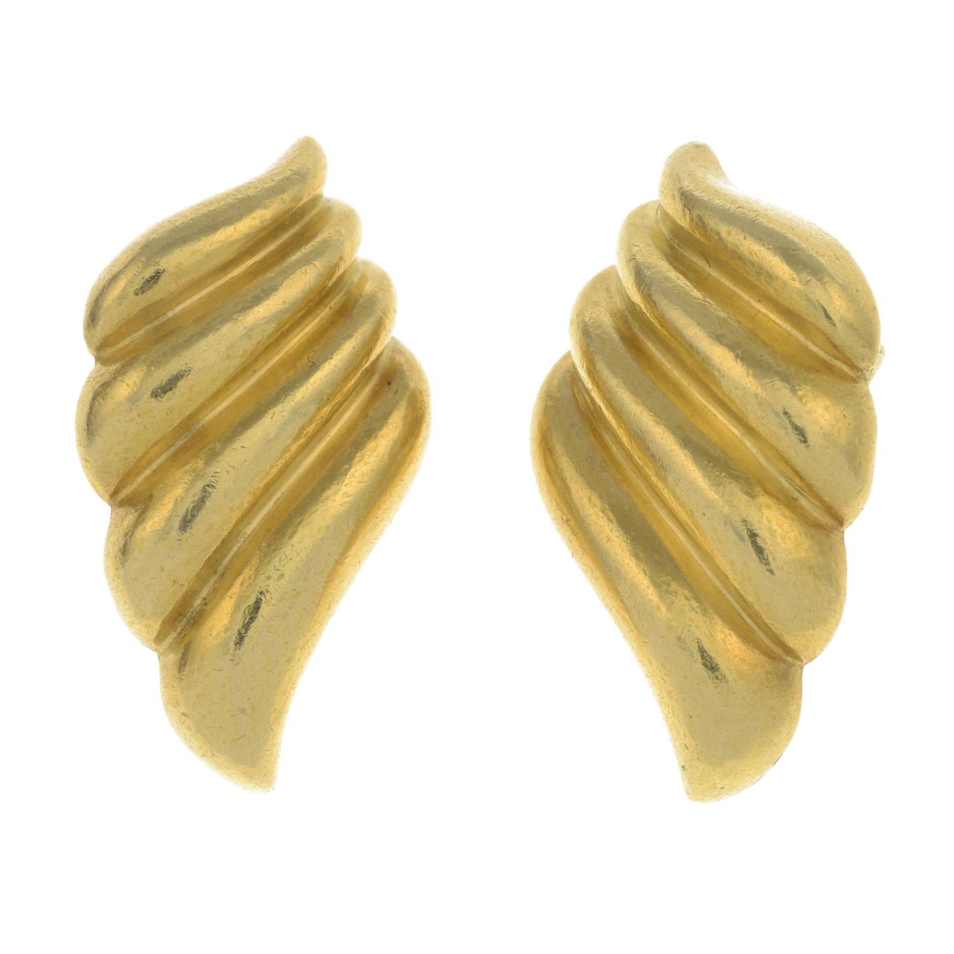 A pair of stylised shell earrings, by Zolotas.Stamped 22K. - Bild 2 aus 3