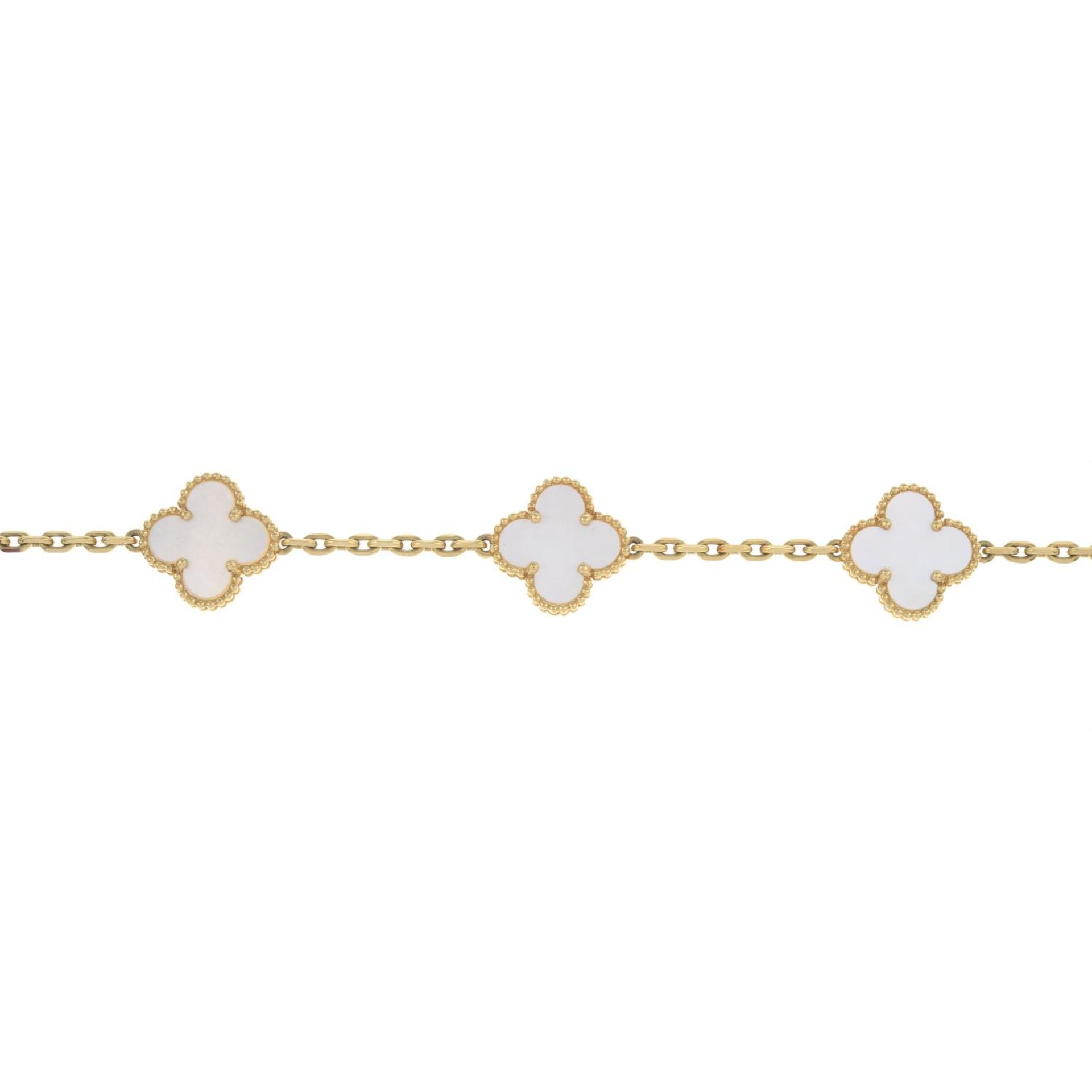 A mother-of-pearl 'Vintage Alhambra' bracelet, by Van Cleef & Arpels. - Bild 2 aus 4