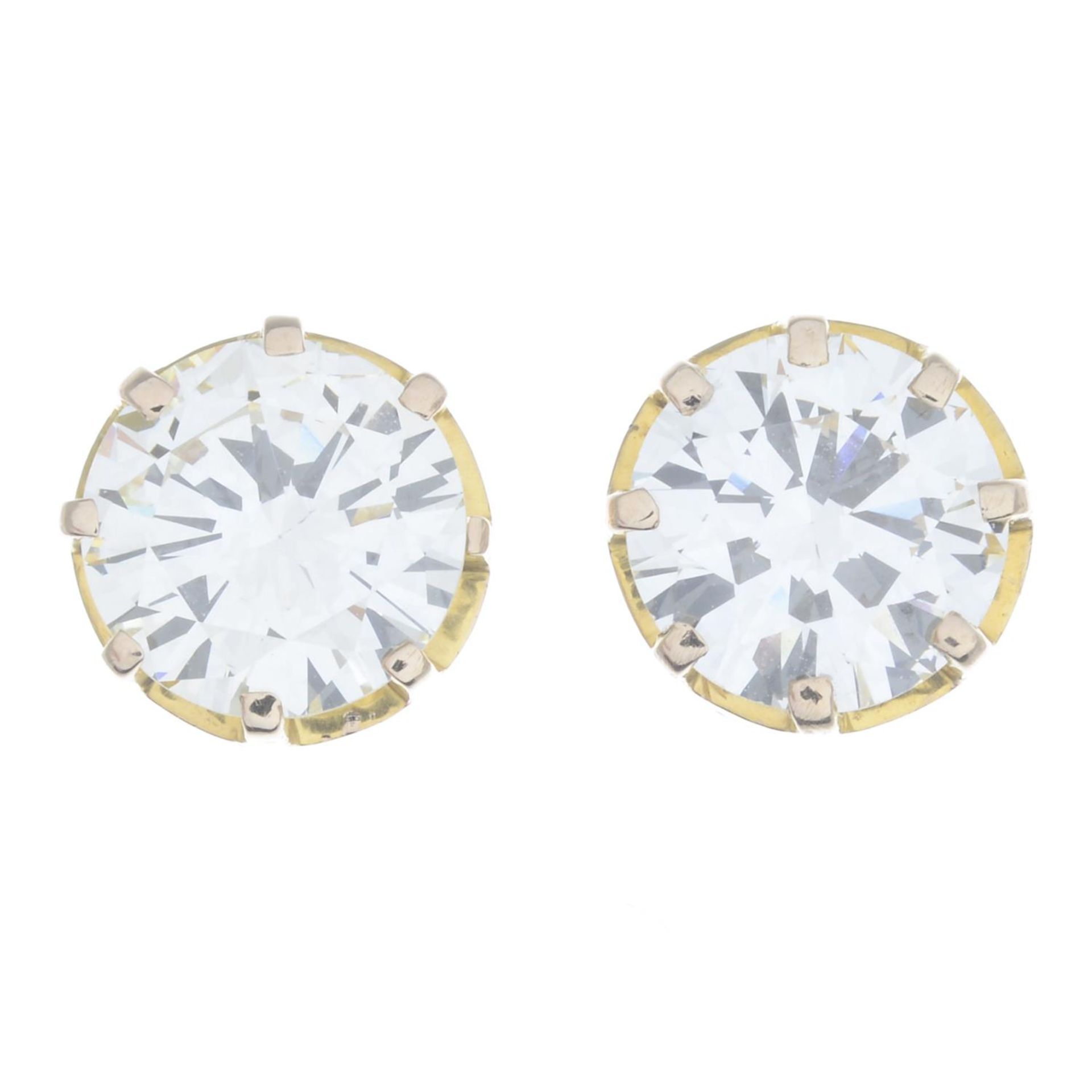 A pair of brilliant-cut diamond stud earrings. - Bild 2 aus 4