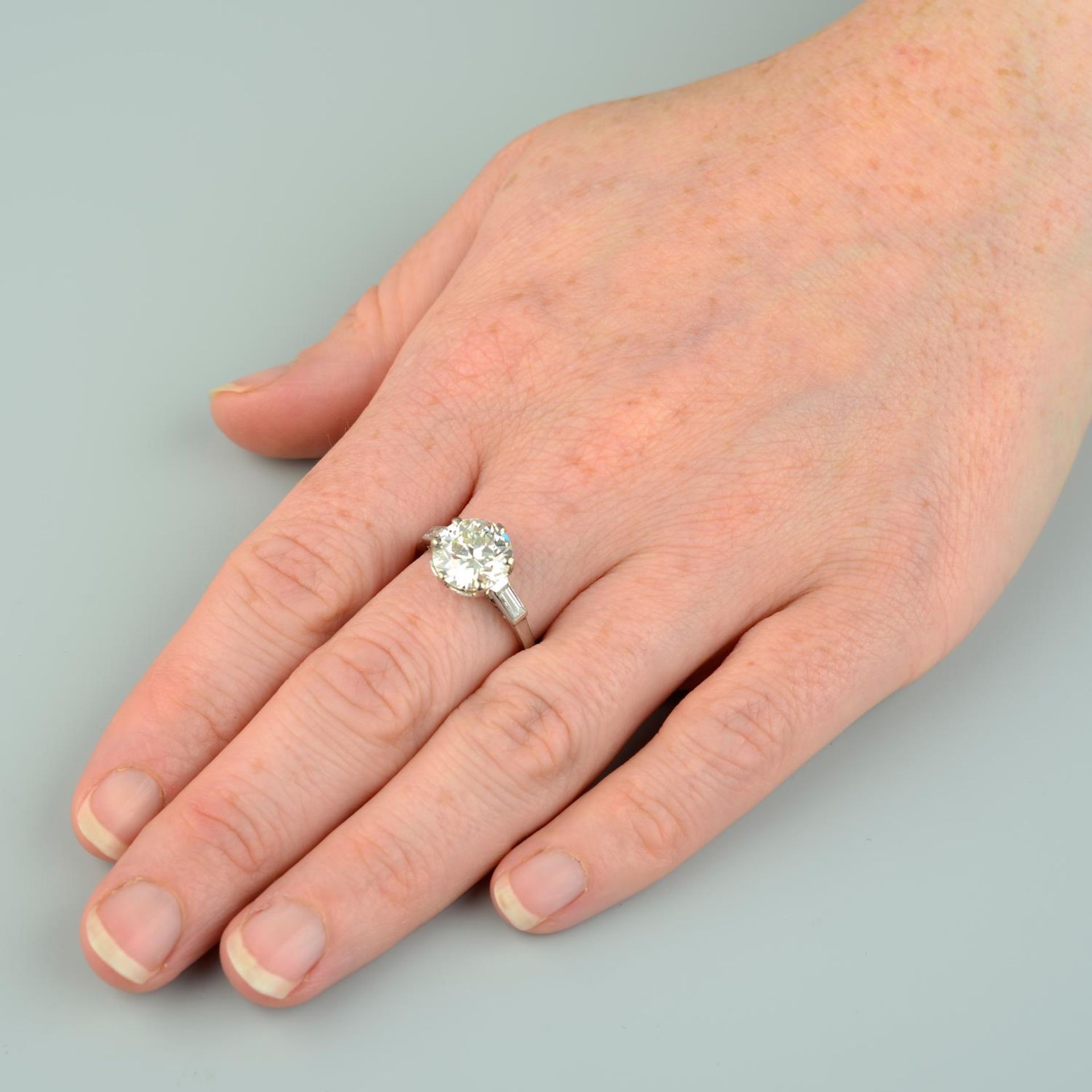 A circular-cut diamond single-stone ring, - Bild 3 aus 5