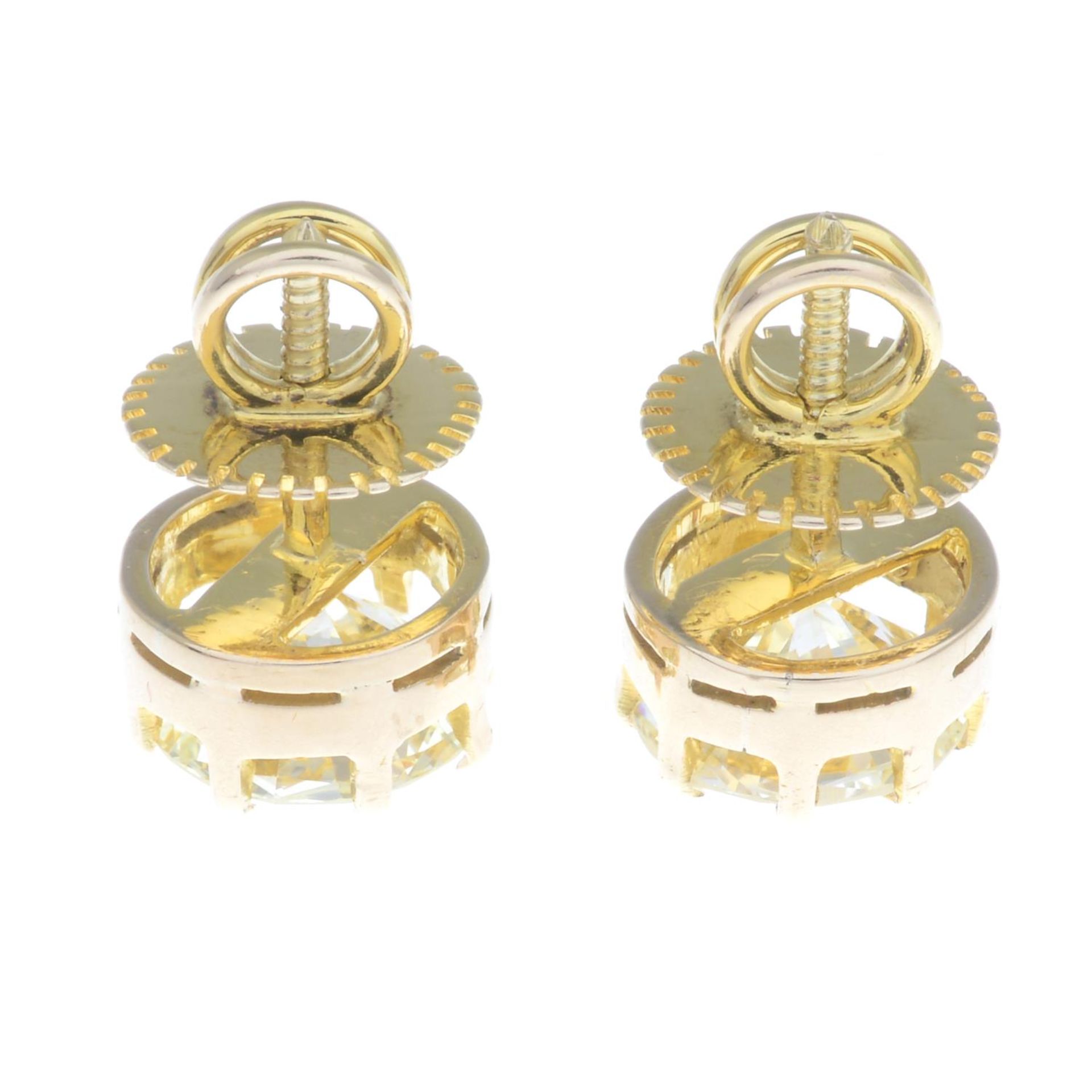 A pair of brilliant-cut diamond stud earrings. - Bild 4 aus 4