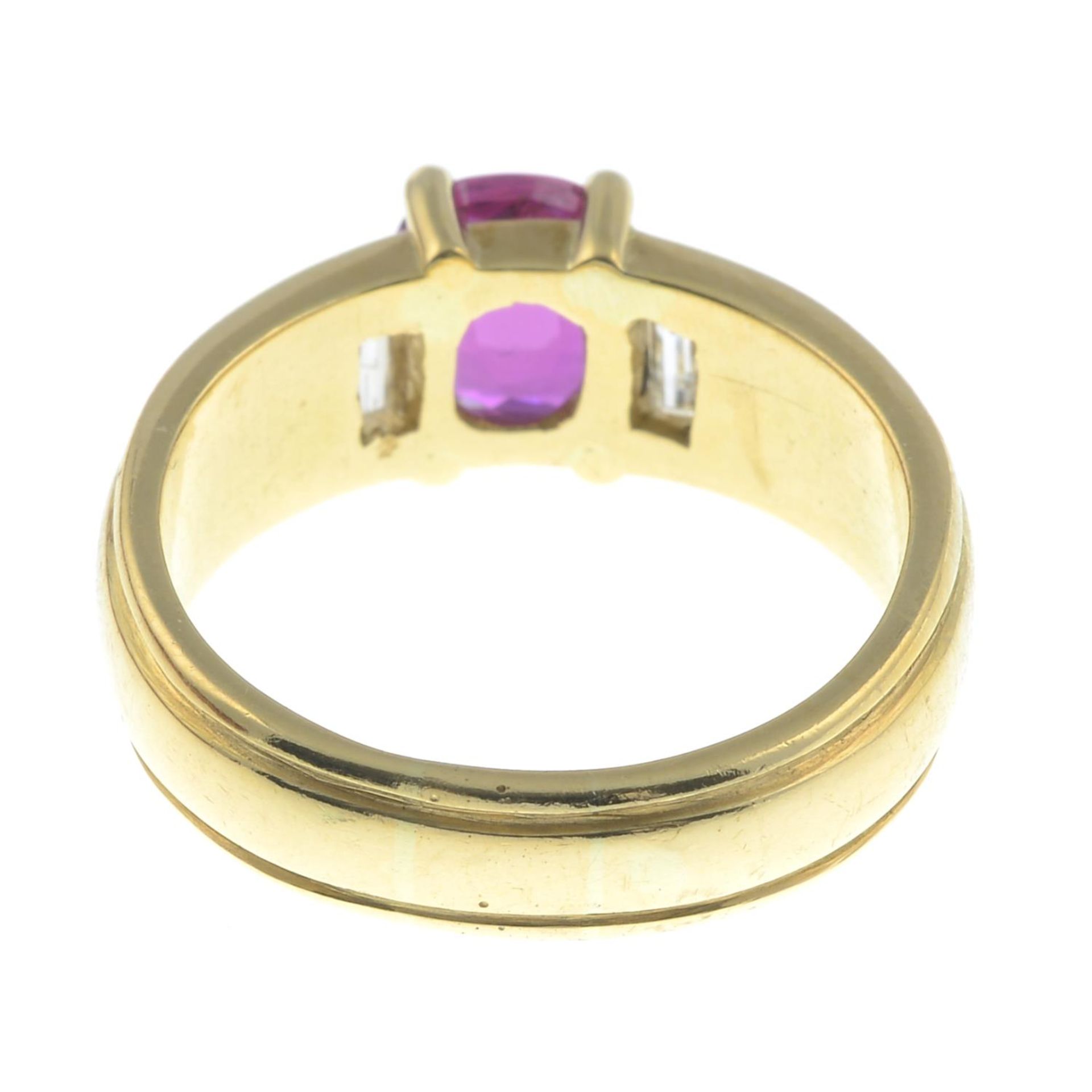 An 18ct gold Thai ruby single-stone ring, with baguette-cut diamond sides. - Bild 5 aus 5