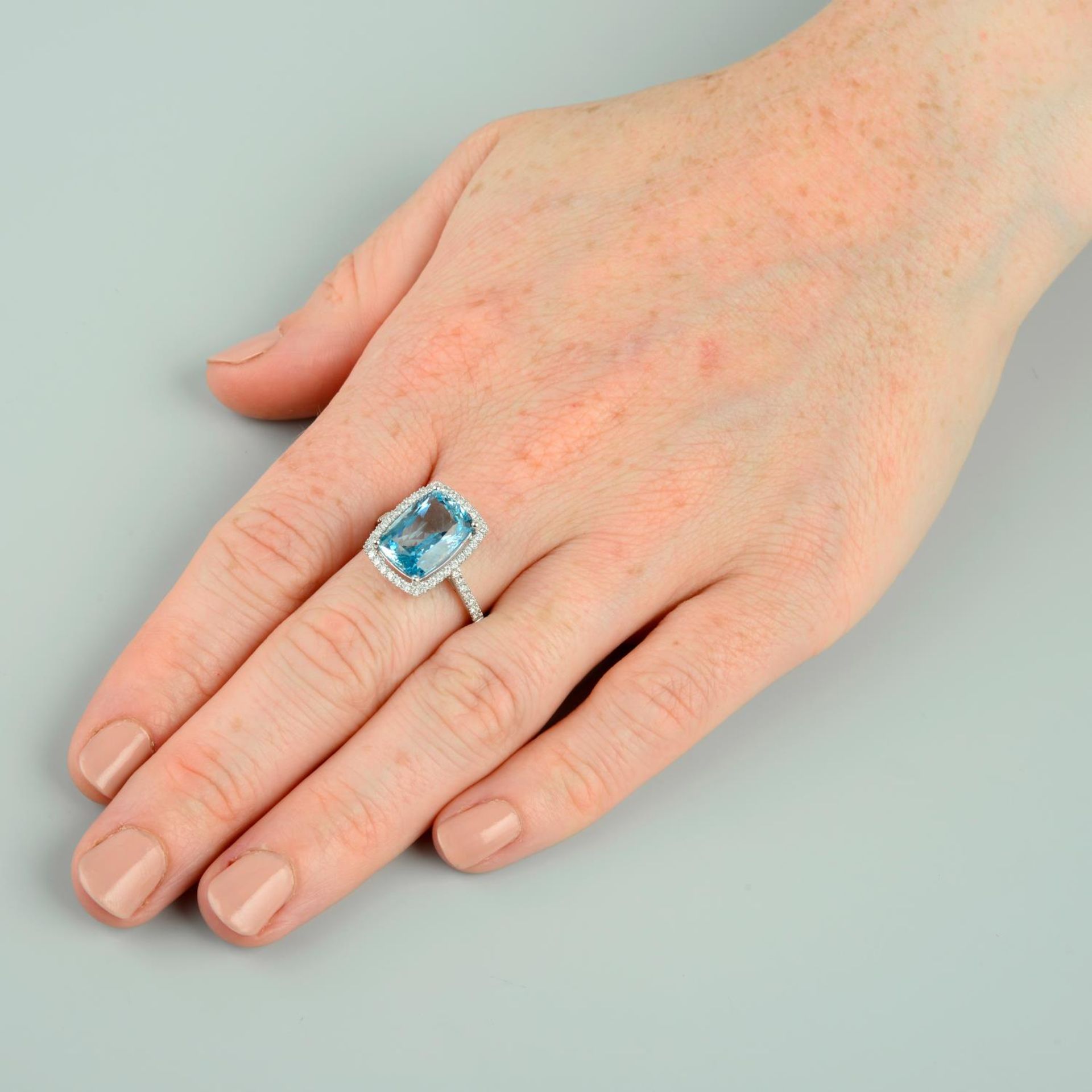 An 18ct gold aquamarine and brilliant-cut diamond dress ring.Aquamarine weight 3.90cts.Total - Bild 3 aus 5