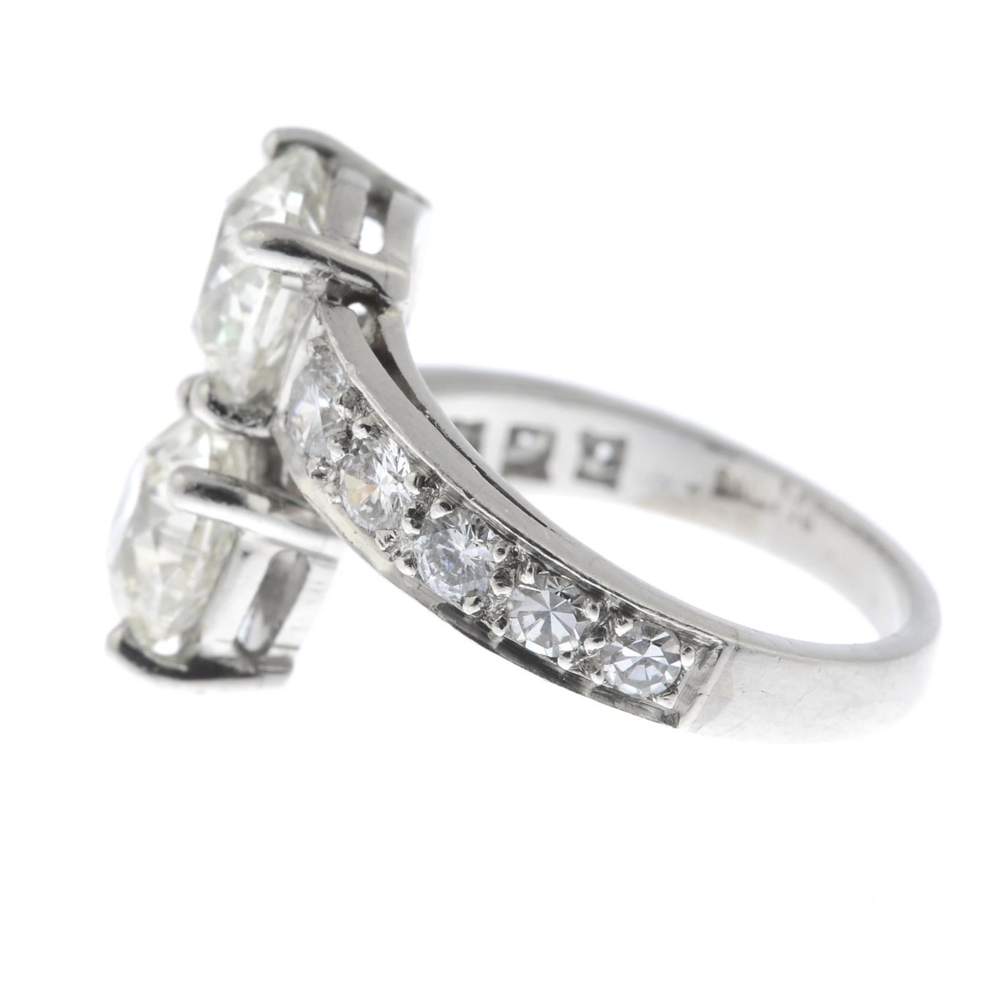 A cushion-shape diamond two-stone crossover ring, - Bild 3 aus 3