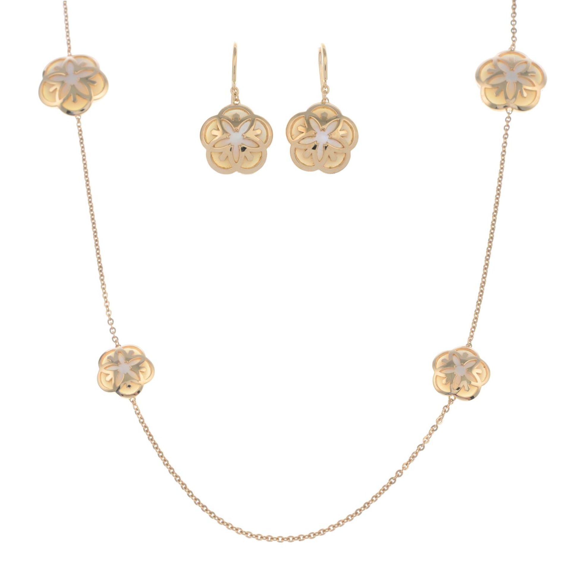 An 18ct gold mother-of-pearl 'Omega Flower' necklace and earrings, - Bild 2 aus 5