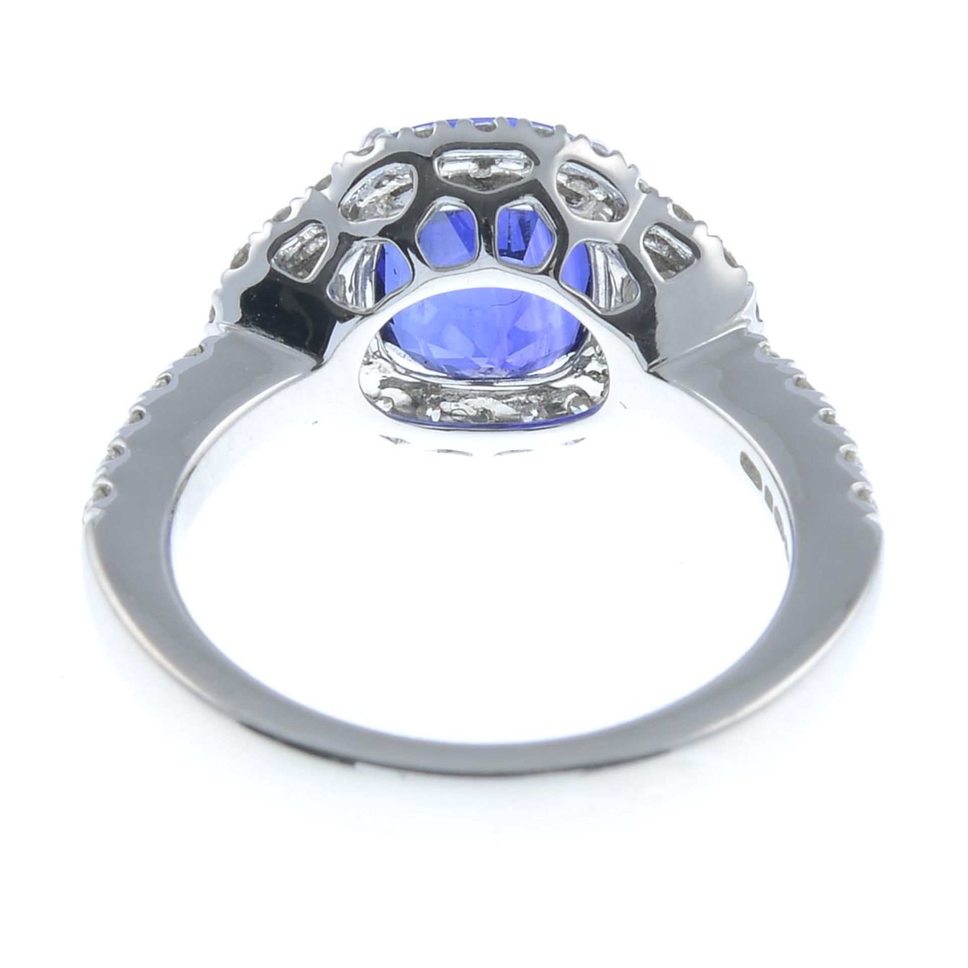 An 18ct gold sapphire and diamond dress ring. - Bild 5 aus 5