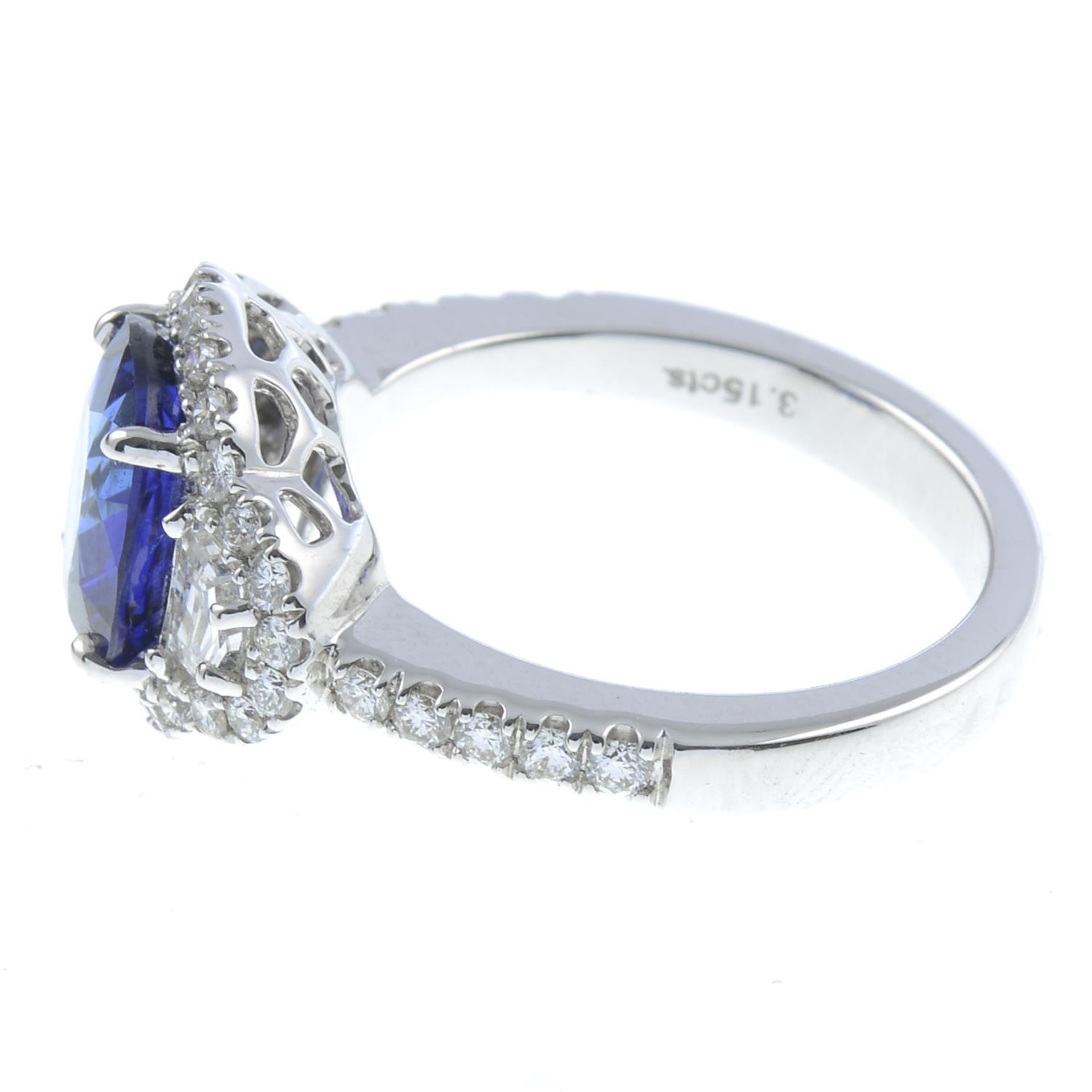 An 18ct gold sapphire and diamond dress ring. - Bild 4 aus 5