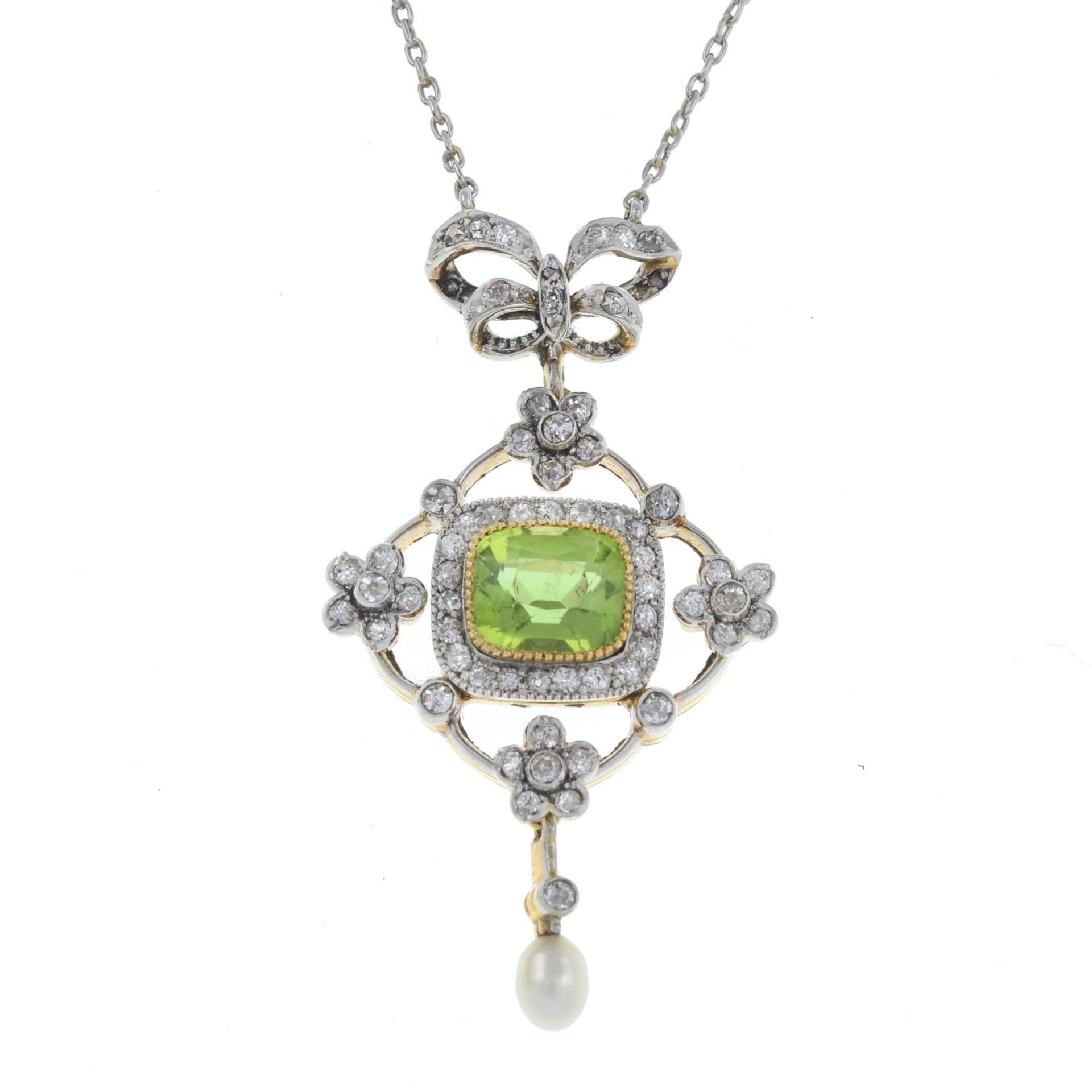 An early 20th century platinum and gold, peridot, old-cut diamond and pearl pendant, on chain. - Bild 2 aus 4